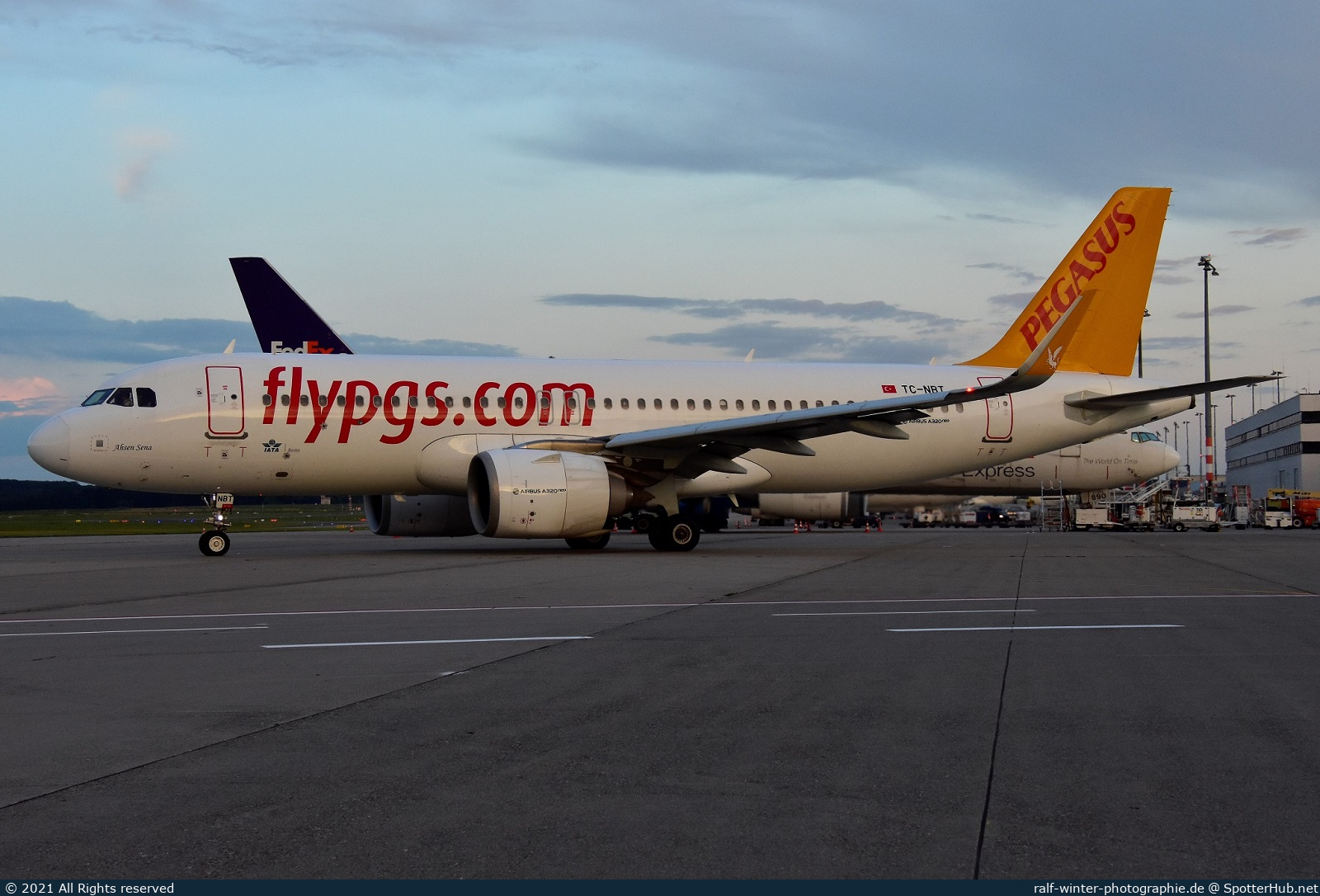 Photo of TC-NBT - Airbus A320-251N operated by Pegasus Airlines