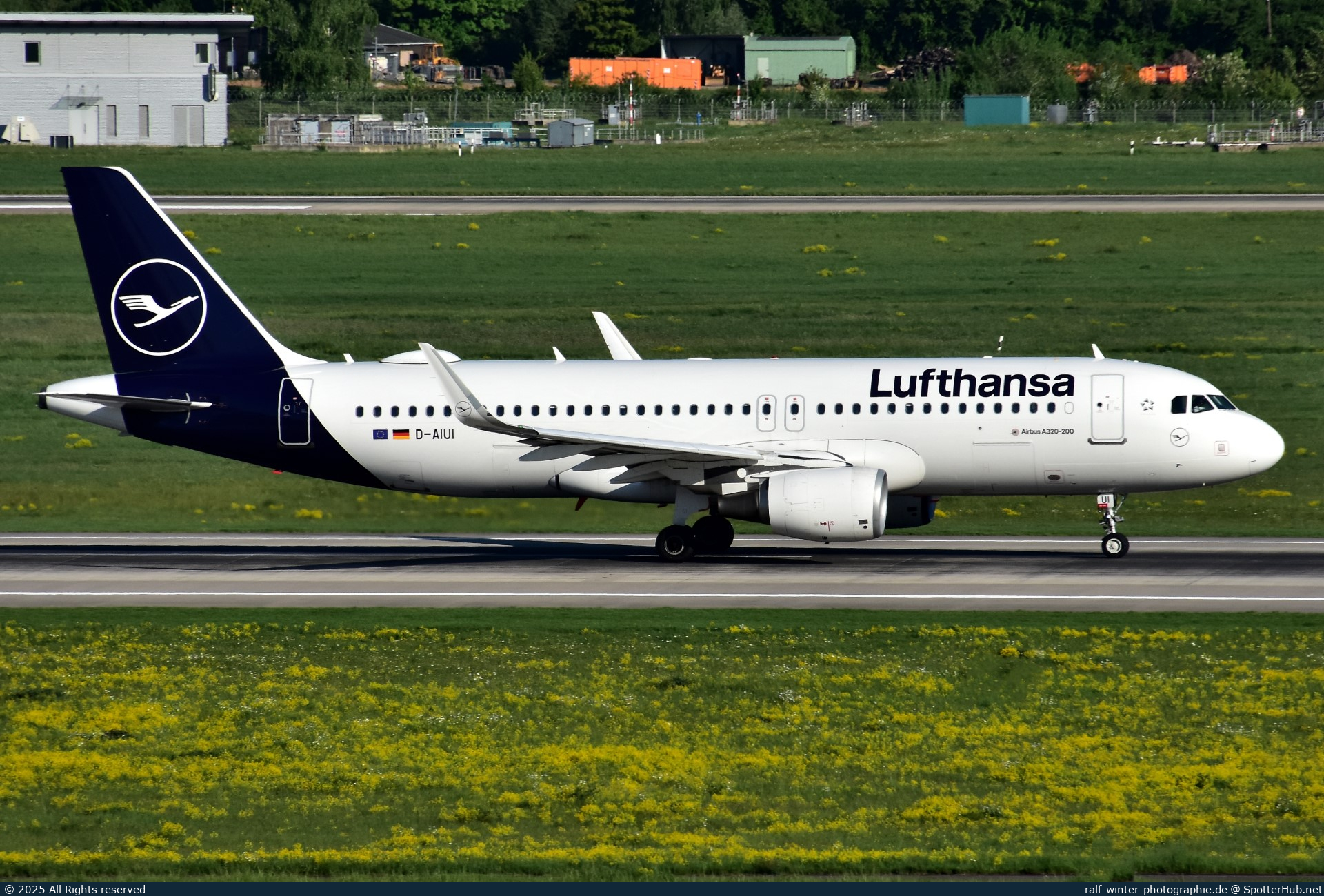 Photo of D-AIUI - Airbus A320-214 operated by Lufthansa