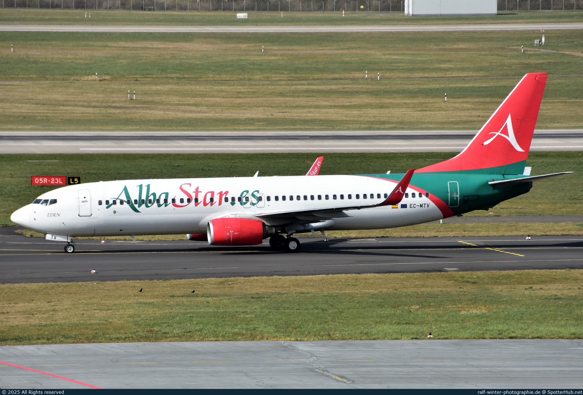 Photo of EC-MTV - Boeing 737-8K5 operated by AlbaStar