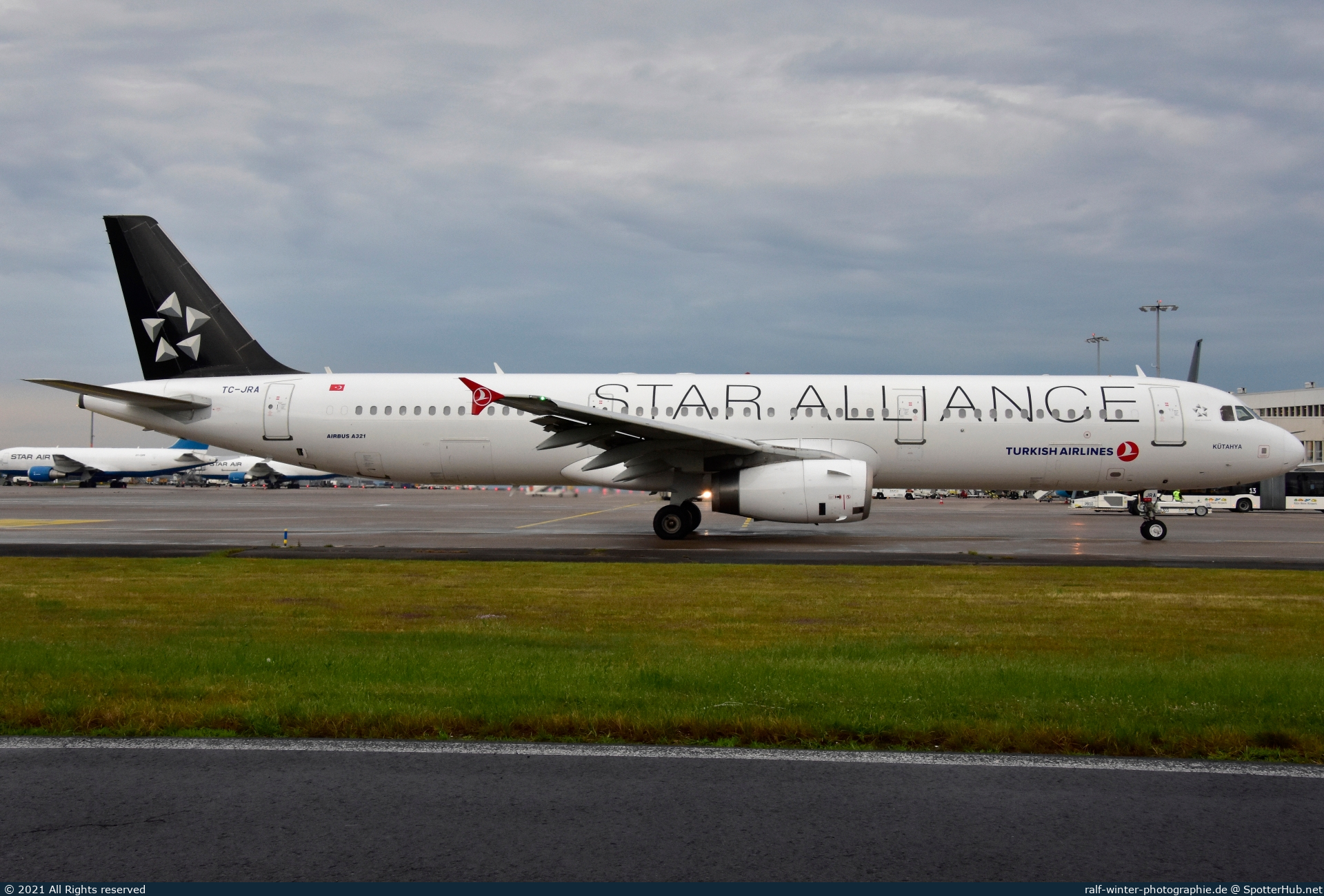 Photo of TC-JRA - Airbus A321-231 operated by Turkish Airlines