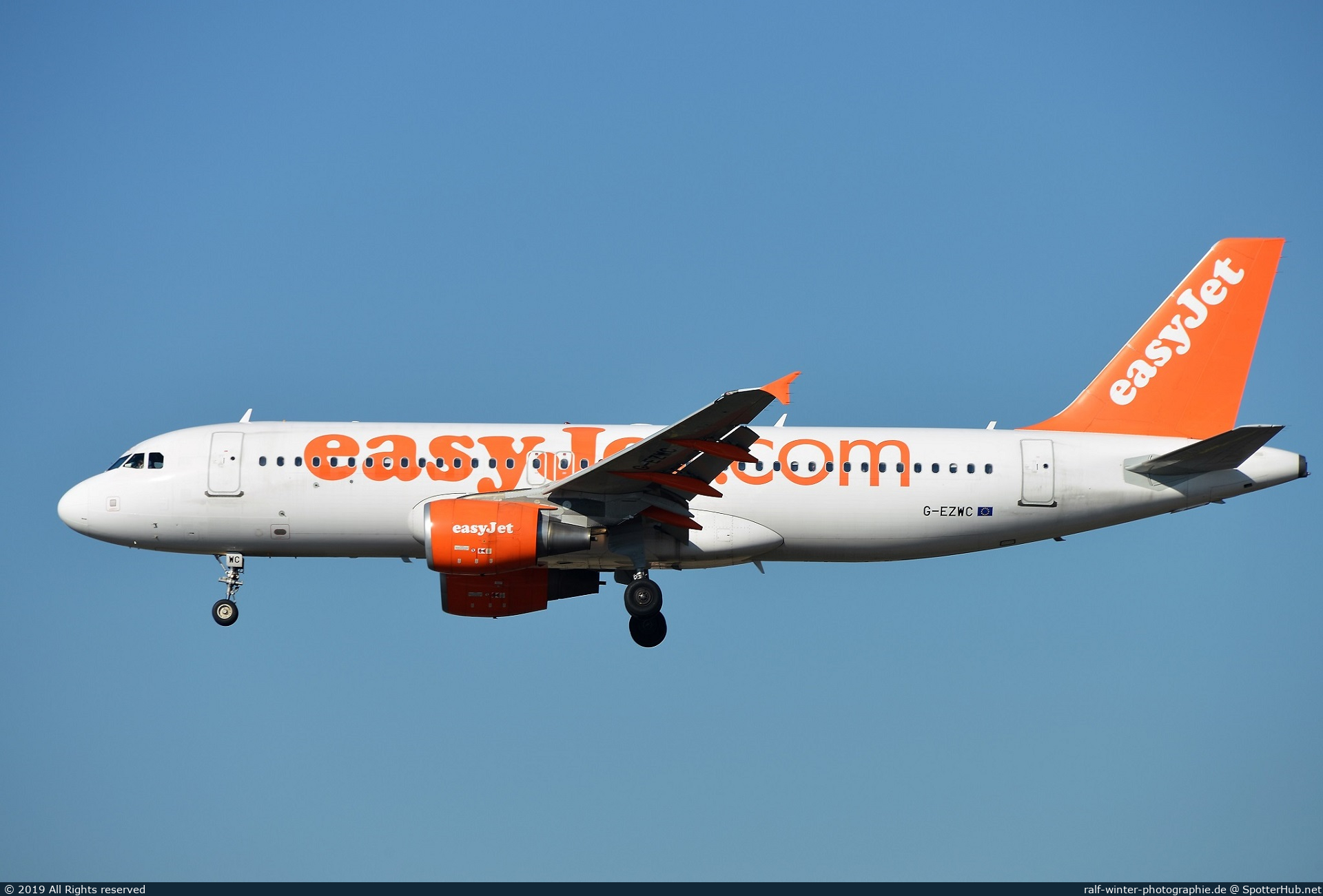 Photo of G-EZWC - Airbus A320-214 operated by easyJet
