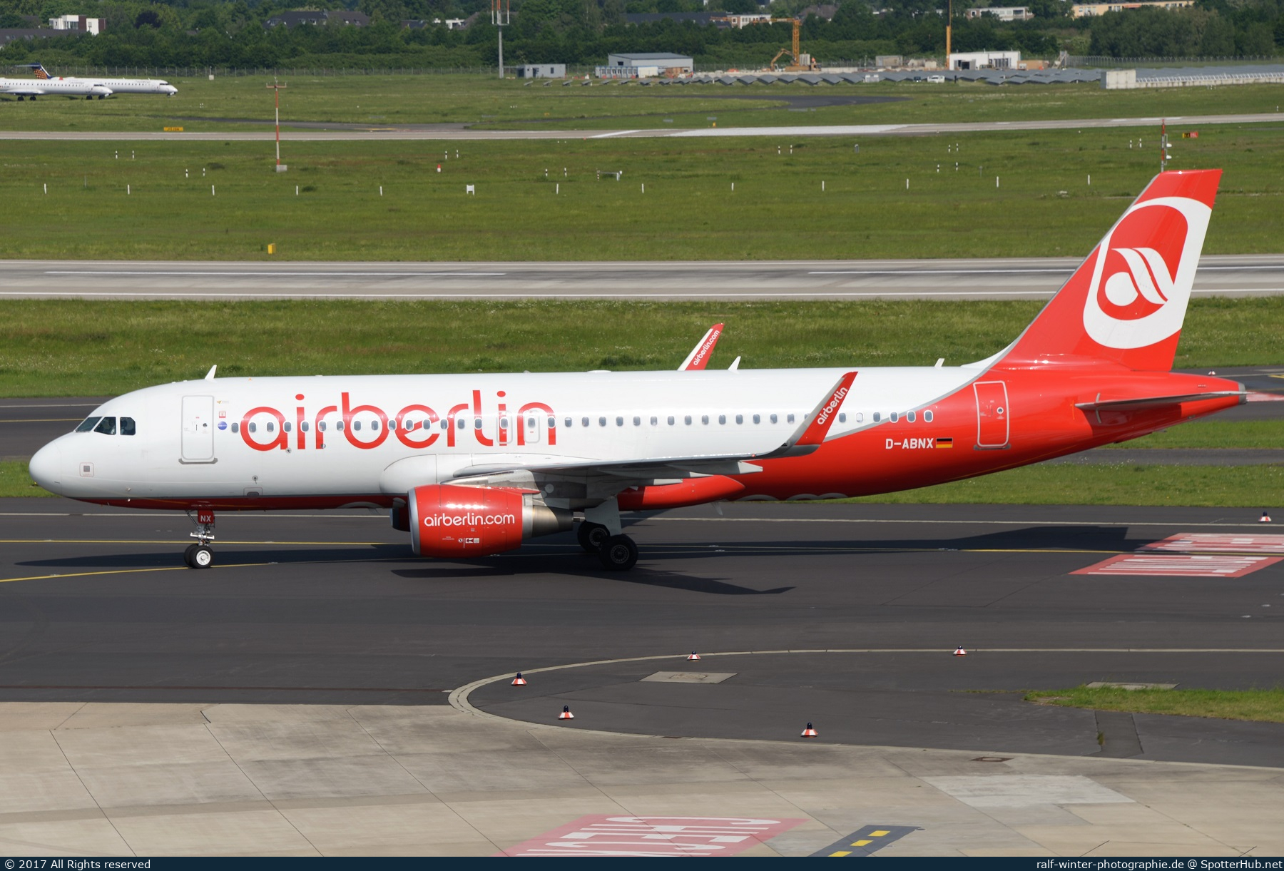 Photo of D-ABNX - Airbus A320-214 operated by Air Berlin