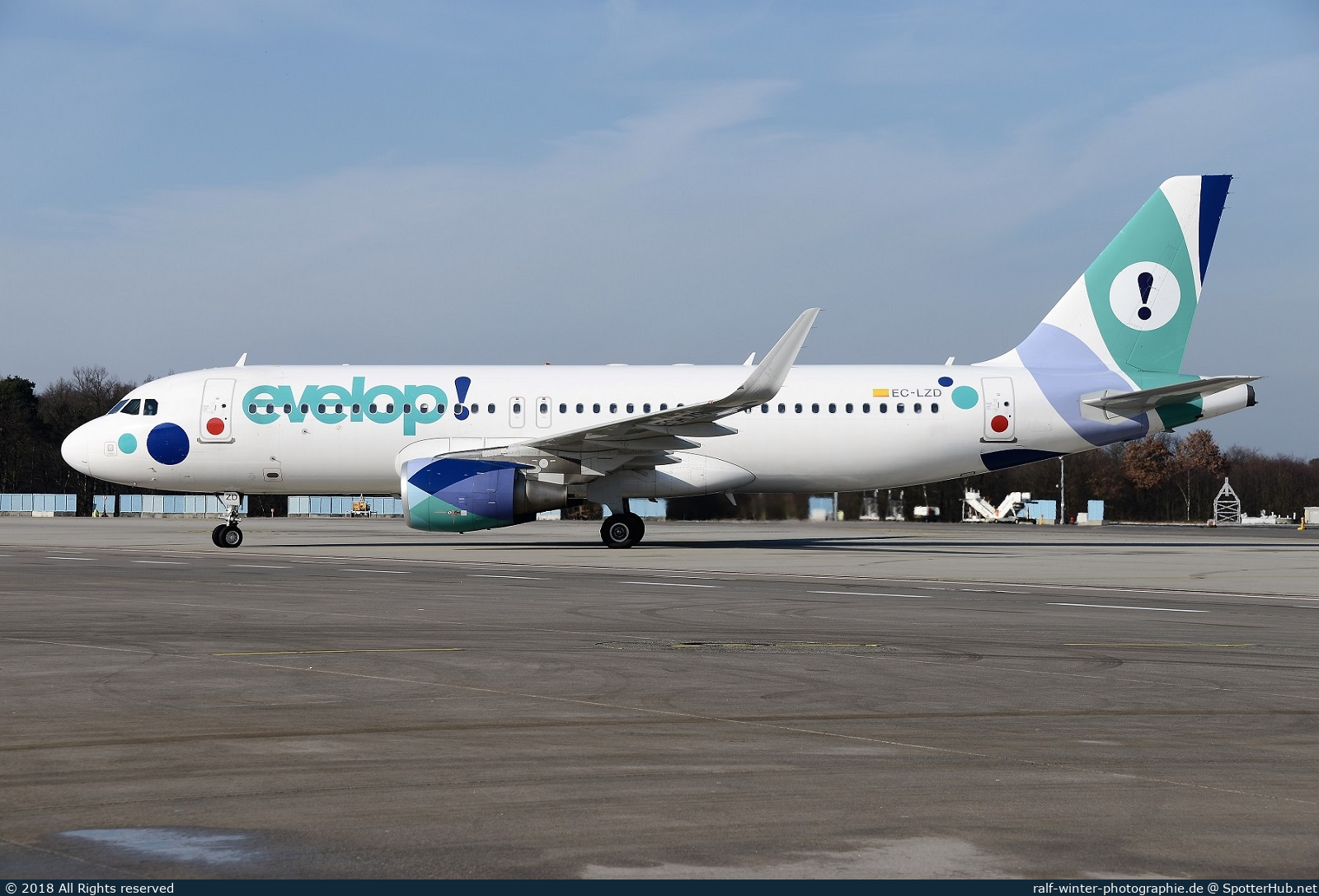 Photo of EC-LZD - Airbus A320-214 operated by Evelop