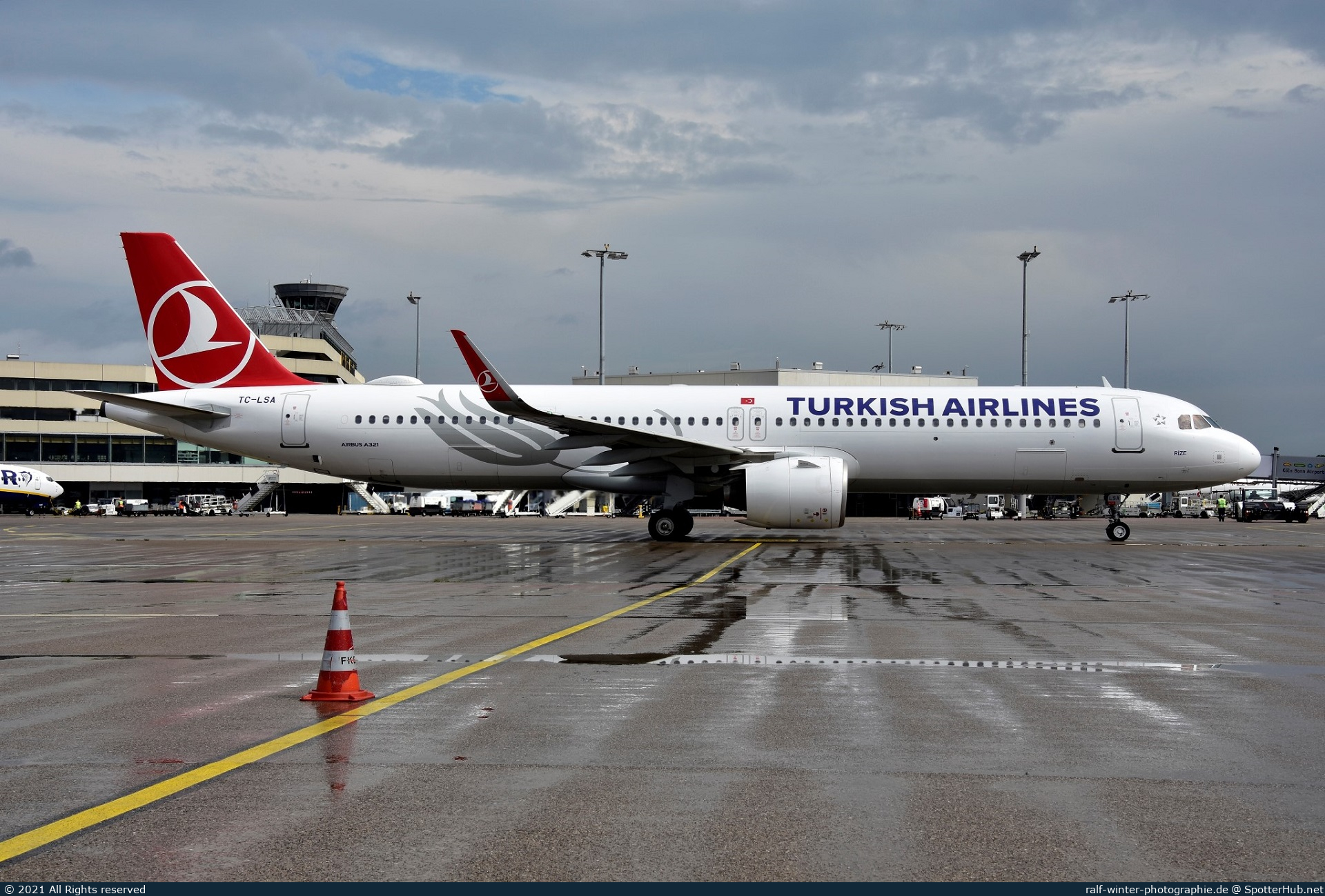 Photo of TC-LSA - Airbus A321-271NX operated by Turkish Airlines