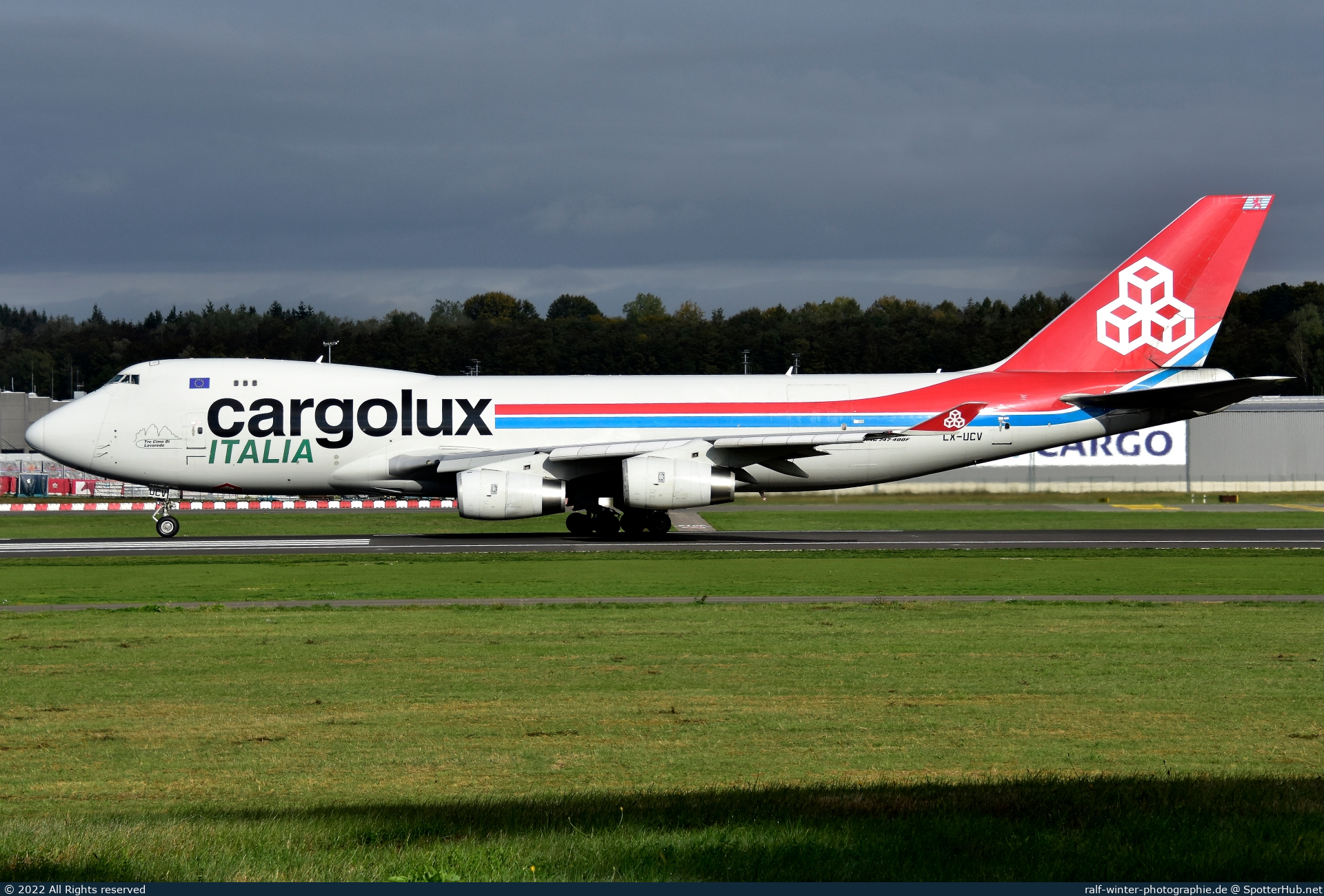 Photo of LX-UCV - Boeing 747-4R7F operated by Cargolux Italia