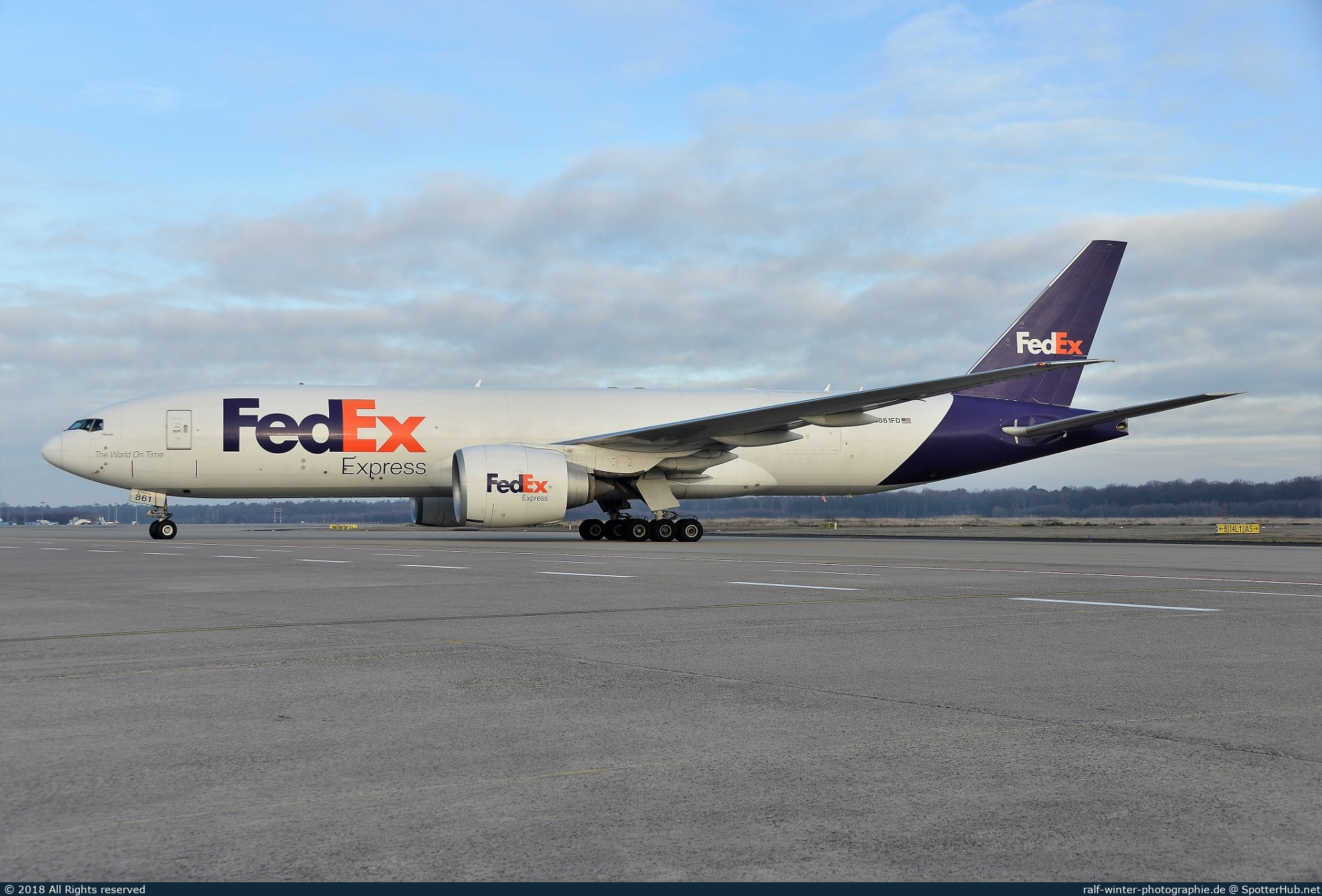 Photo of N861FD - Boeing 777-FS2 operated by FedEx
