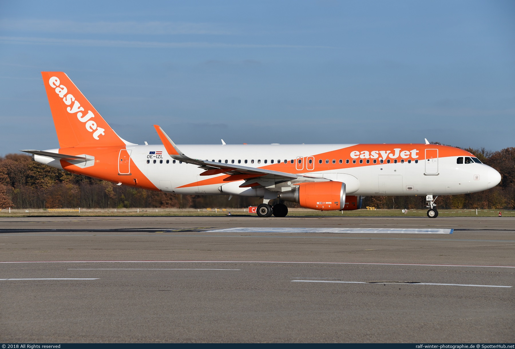 Photo of OE-IZL - Airbus A320-214 operated by easyJet Europe