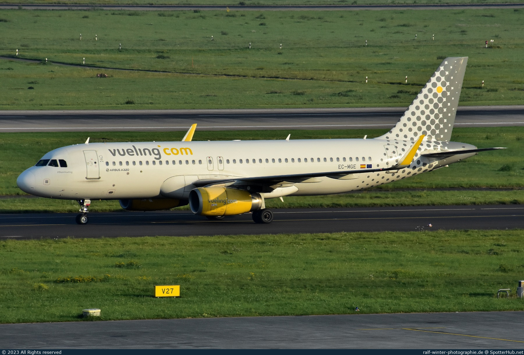 Photo of EC-MGE - Airbus A320-232 operated by Vueling