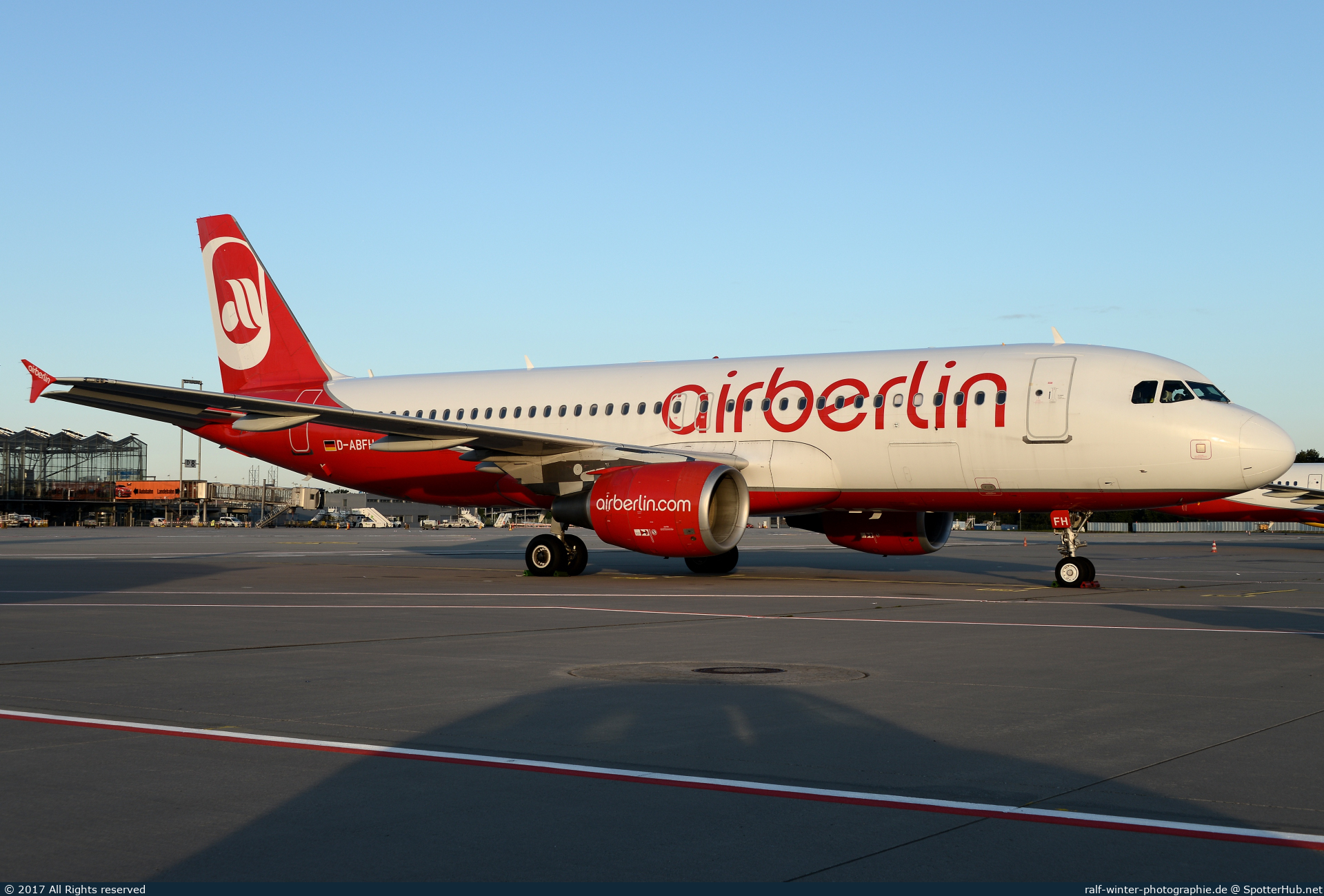 Photo of D-ABFH - Airbus A320-214 operated by Air Berlin