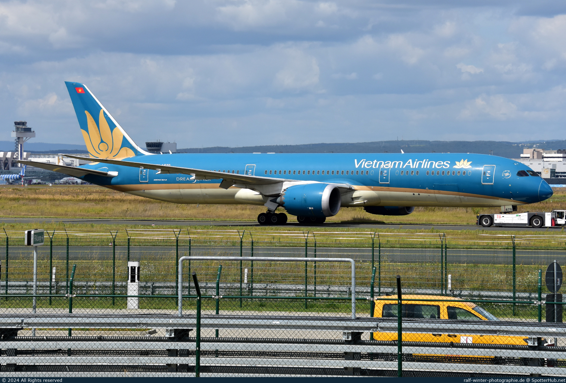 Photo of VN-A870 - Boeing 787-9 Dreamliner operated by Vietnam Airlines