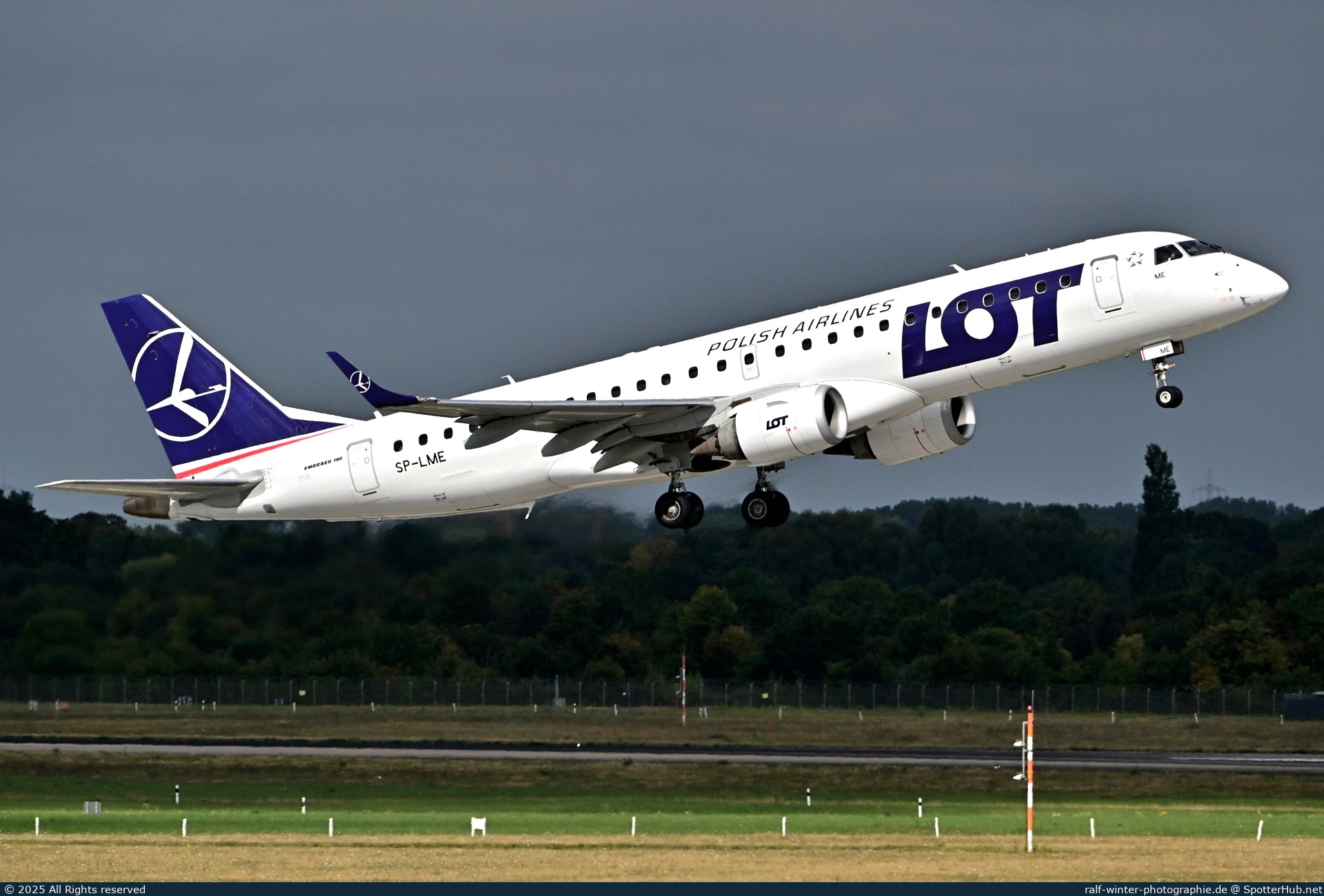 Photo of SP-LME - Embraer ERJ-190AR operated by LOT Polish Airlines