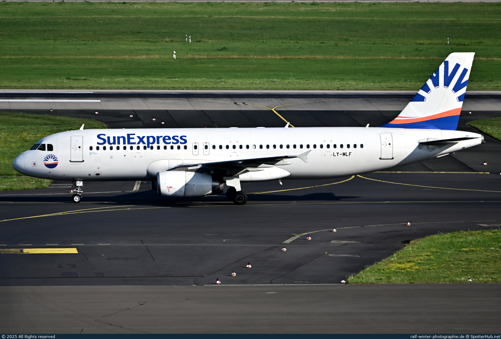 Photo of LY-MLF - Airbus A320-232 operated by SunExpress (opb Avion Express)