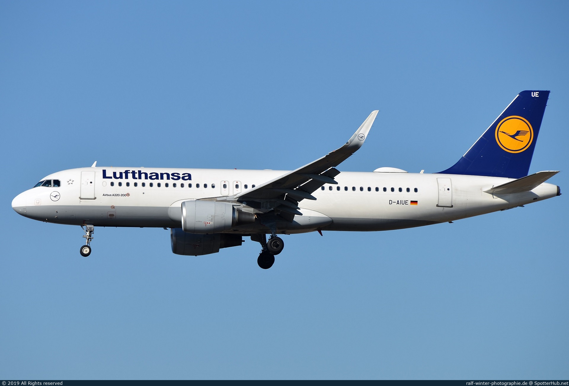 Photo of D-AIUE - Airbus A320-214 operated by Lufthansa