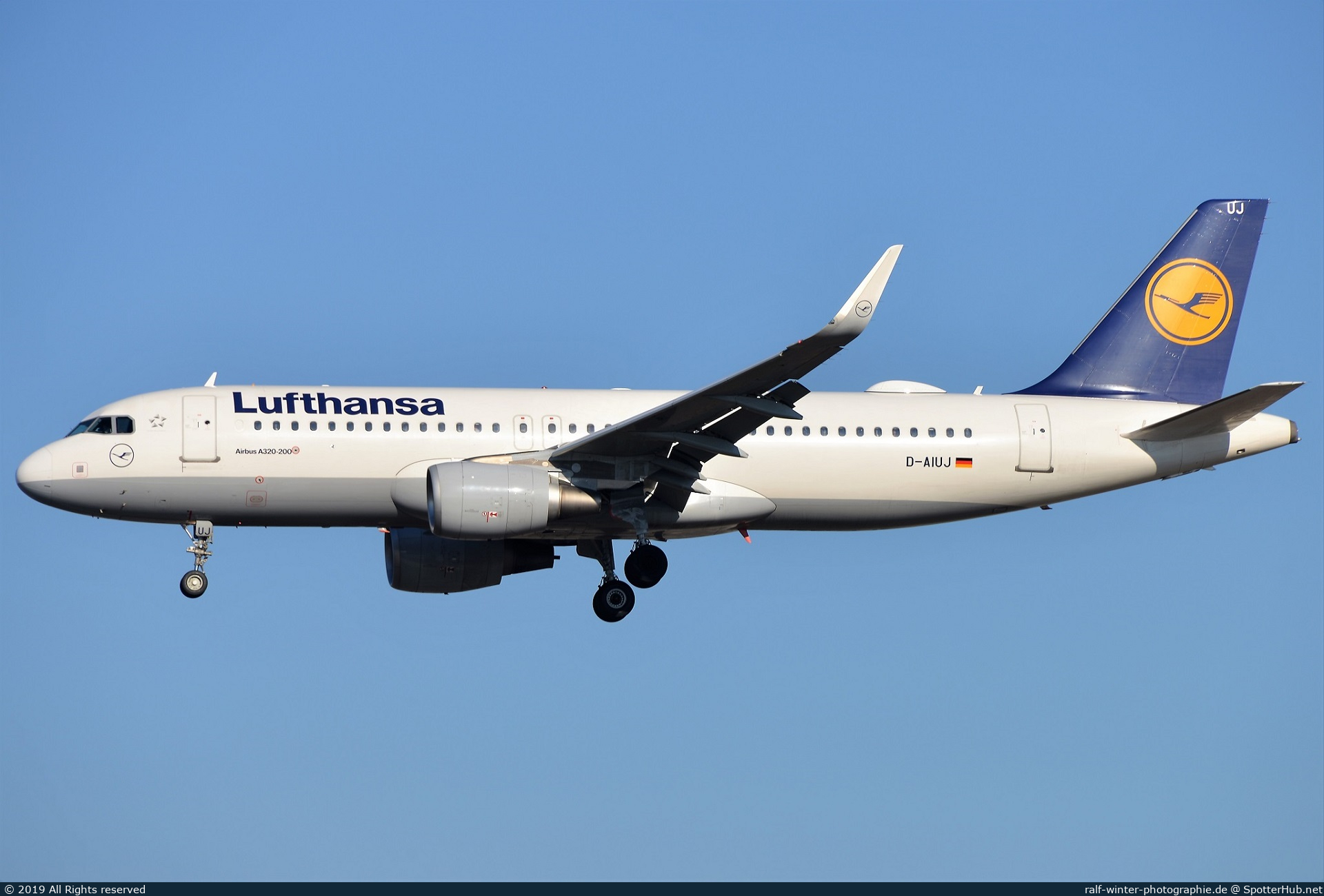 Photo of D-AIUJ - Airbus A320-214 operated by Lufthansa