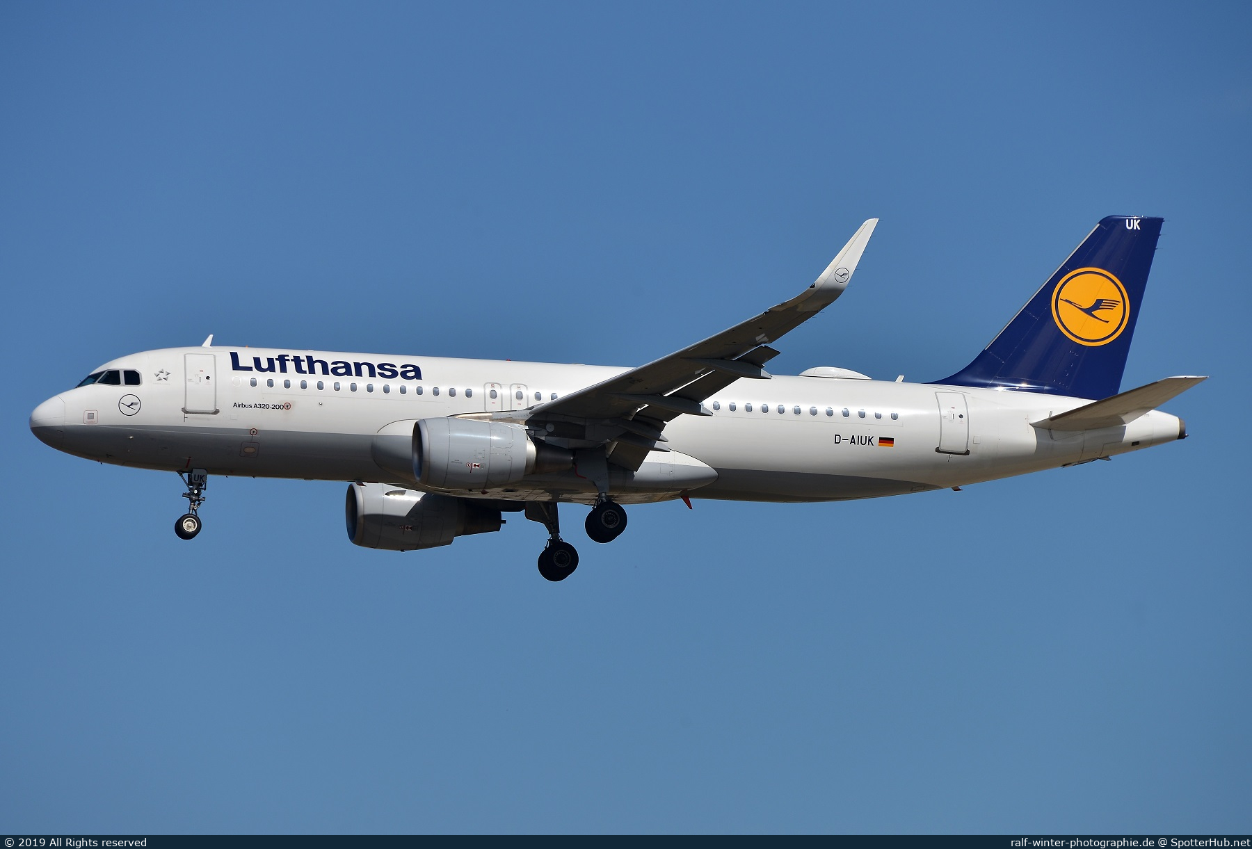 Photo of D-AIUK - Airbus A320-214 operated by Lufthansa