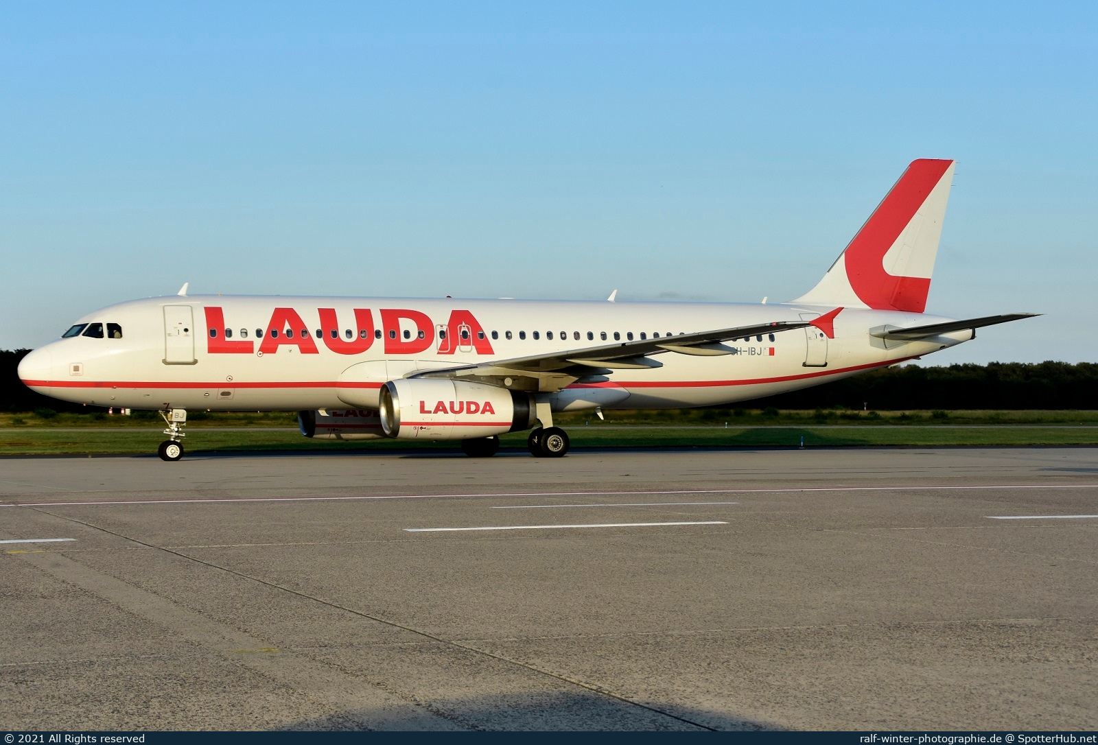 Photo of 9H-IBJ - Airbus A320-232 operated by Lauda Europe