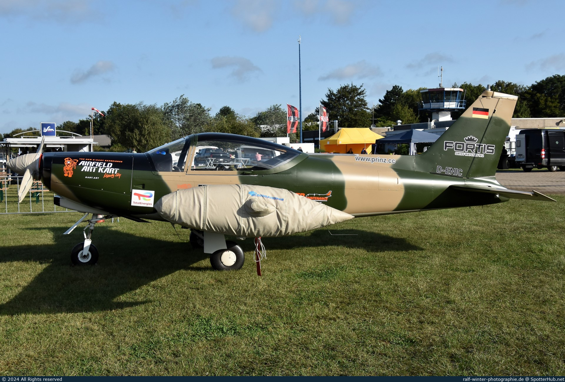 Photo of D-ENIC - SIAI-Marchetti SF.260 operated by Formation Team Niebergall