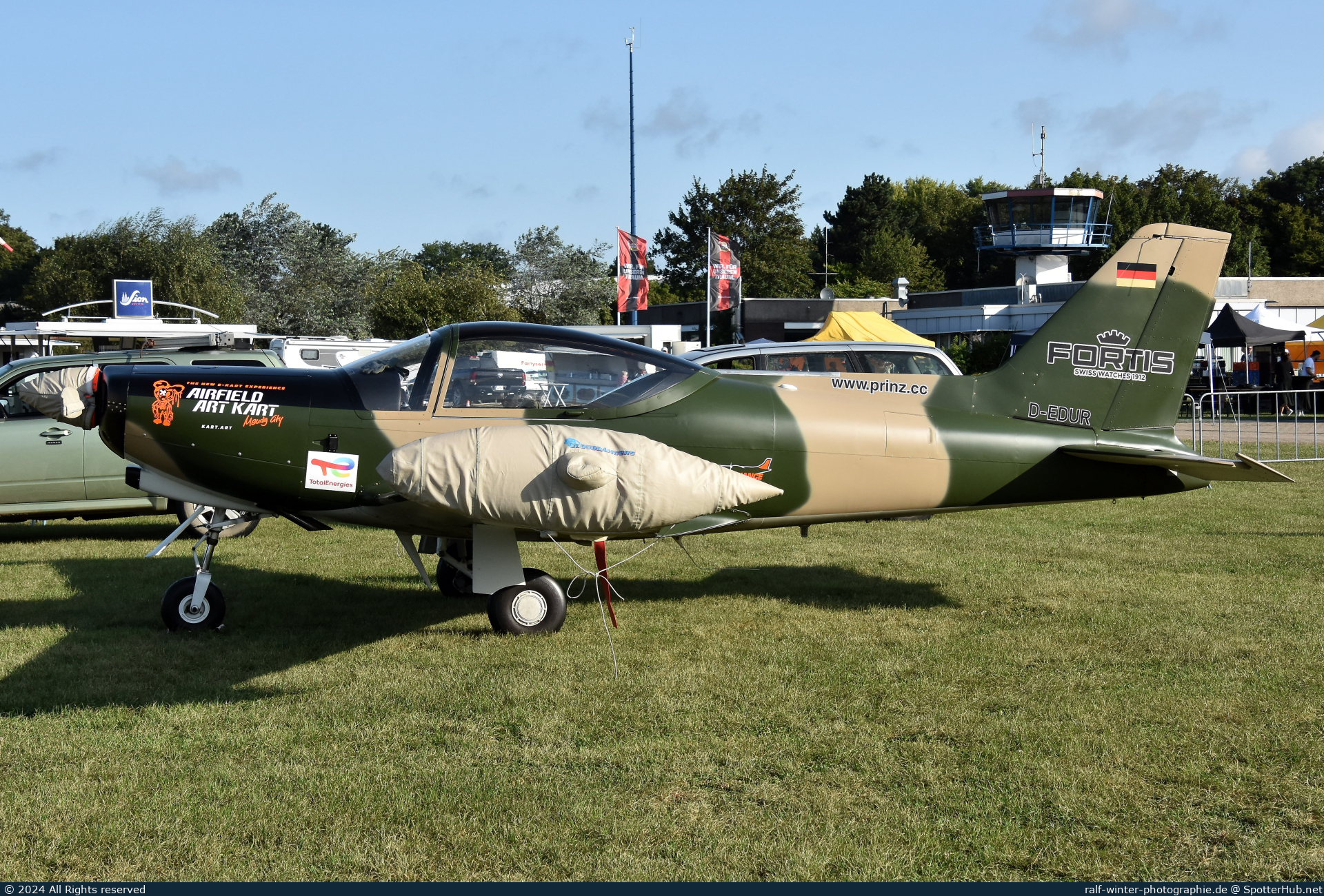 Photo of D-EDUR - SIAI-Marchetti SF.260 operated by Formation Team Niebergall
