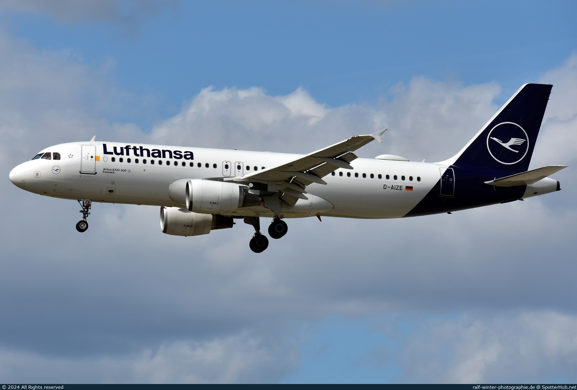 Photo of D-AIZE - Airbus A320-214 operated by Lufthansa