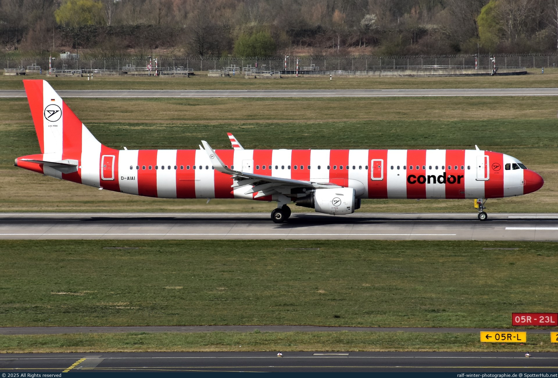 Photo of D-AIAI - Airbus A321-211 operated by Condor