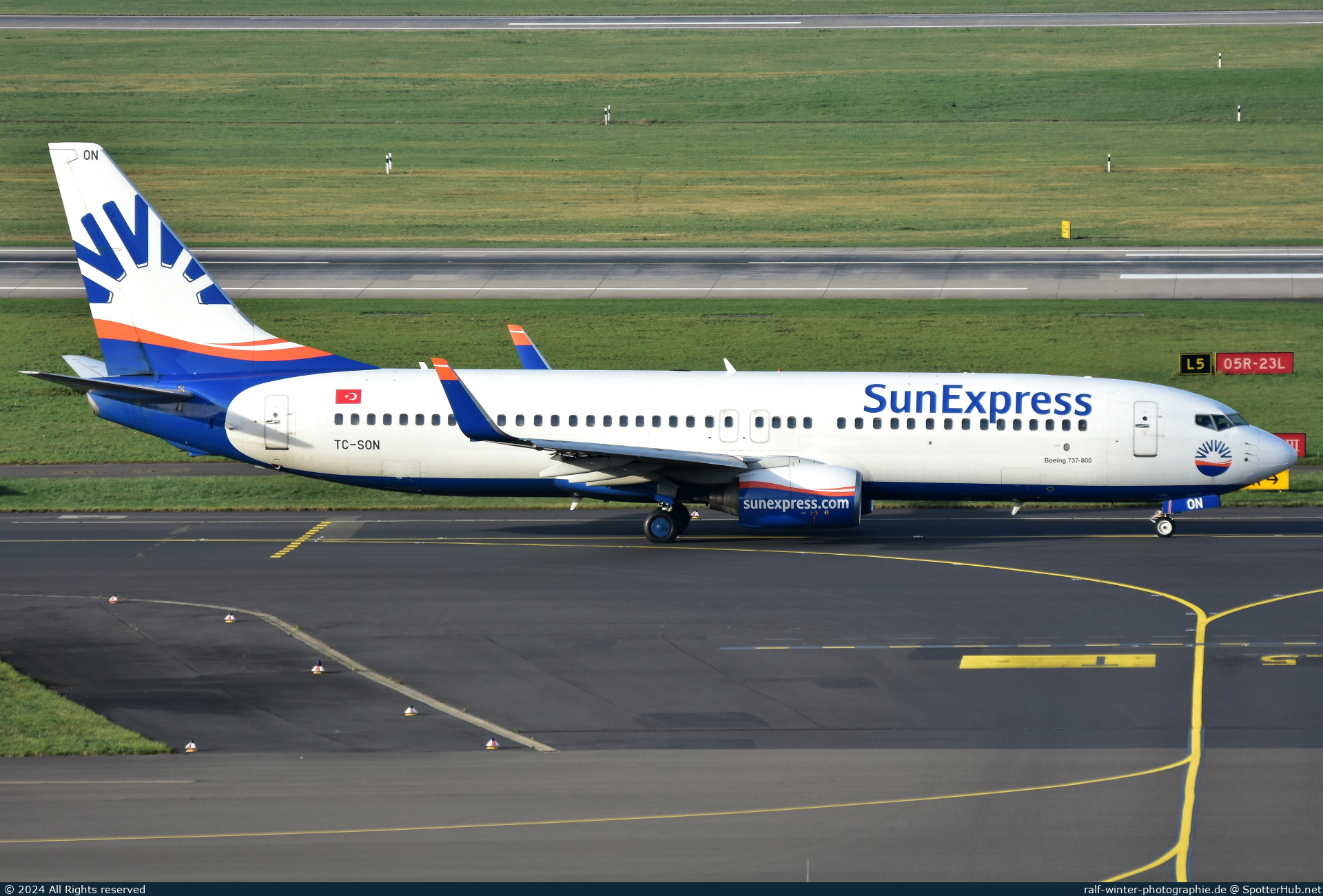 Photo of TC-SON - Boeing 737-86J operated by SunExpress