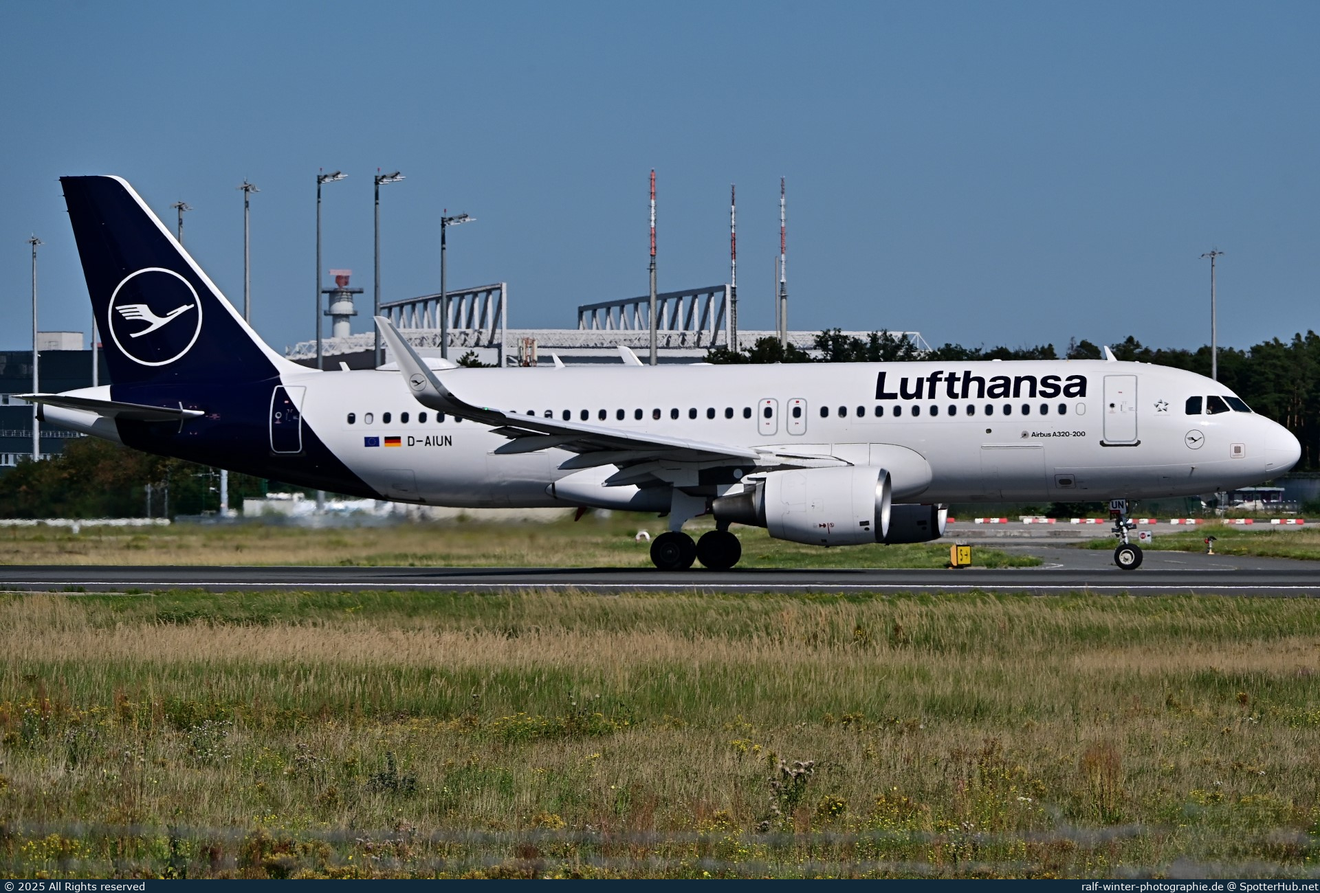 Photo of D-AIUN - Airbus A320-214 operated by Lufthansa