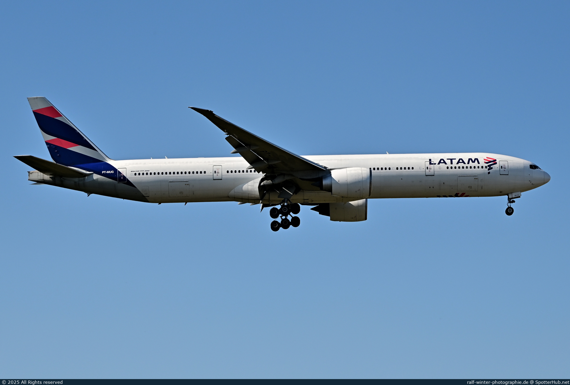 Photo of PT-MUG - Boeing 777-32W(ER) operated by LATAM Airlines Brasil