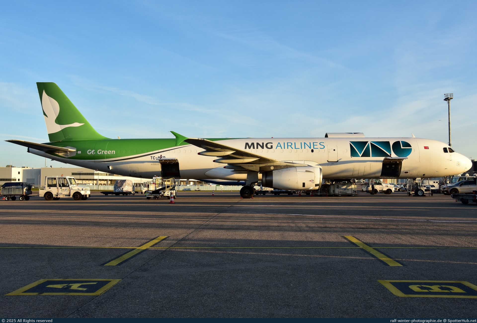 Photo of TC-MYB - Airbus A321-231(P2F) operated by MNG Airlines