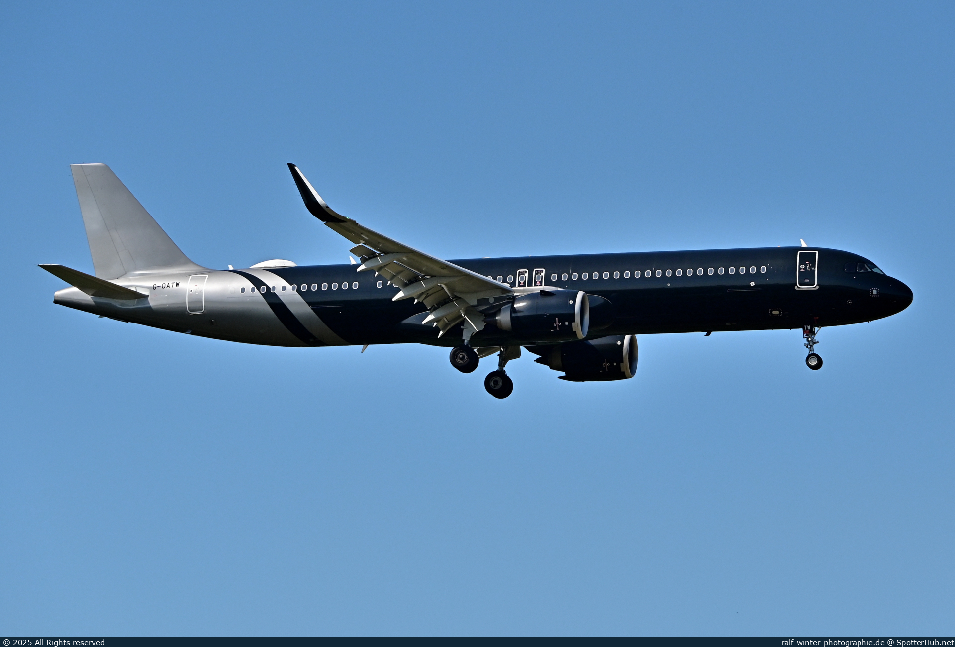 Photo of G-OATW - Airbus A321-253NX operated by Titan Airways