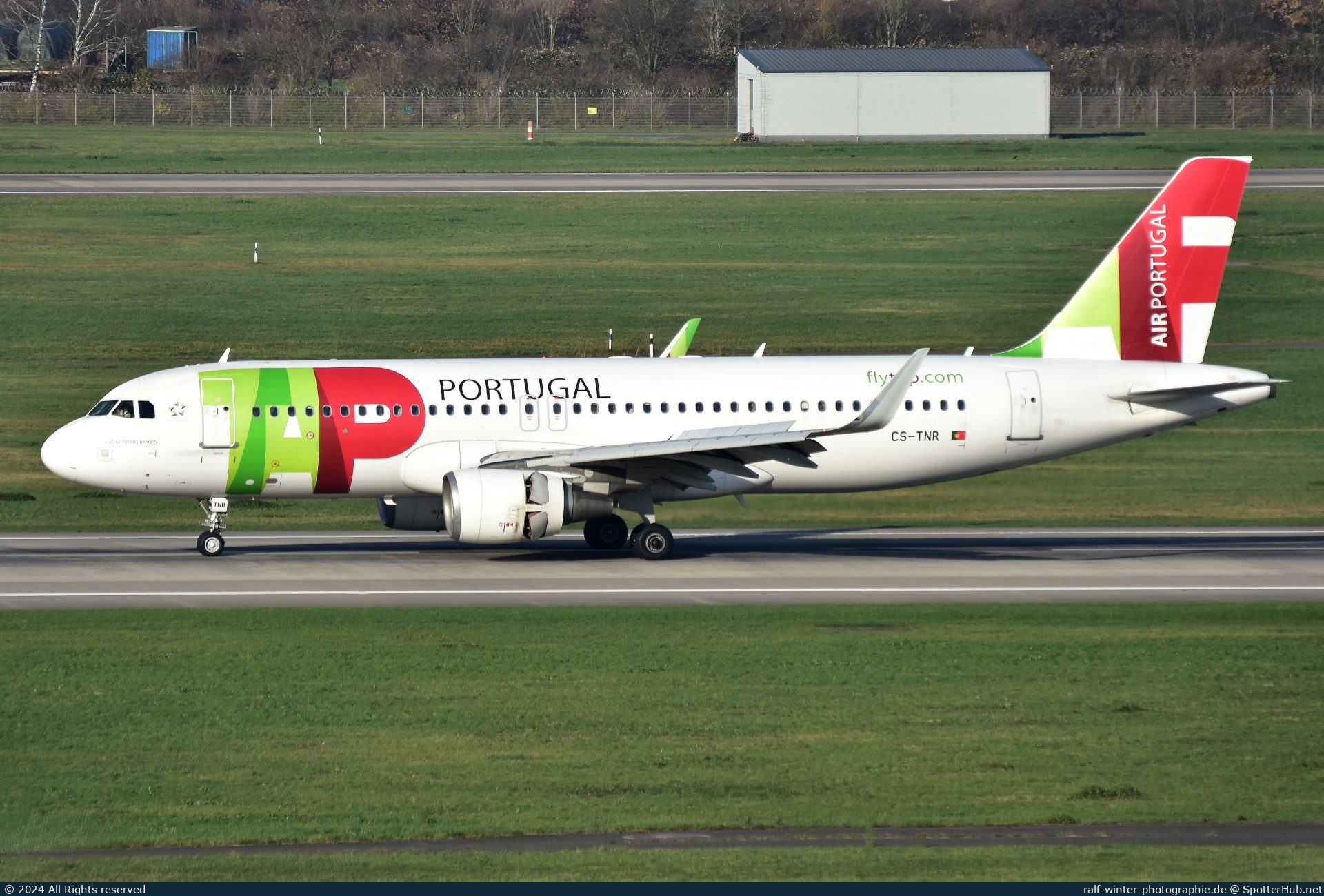 Photo of CS-TNR - Airbus A320-214 operated by TAP Air Portugal