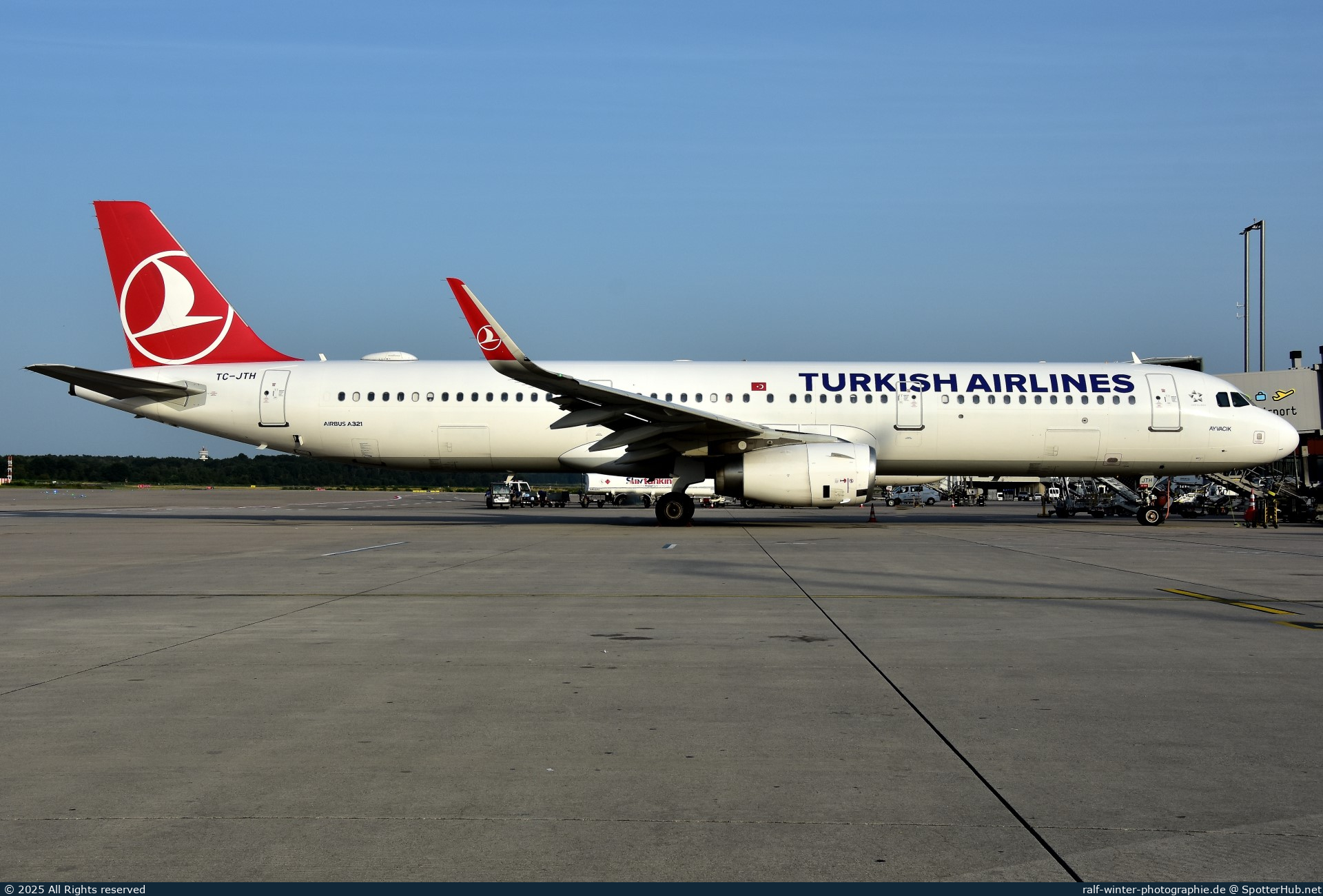 Photo of TC-JTH - Airbus A321-231 operated by Turkish Airlines