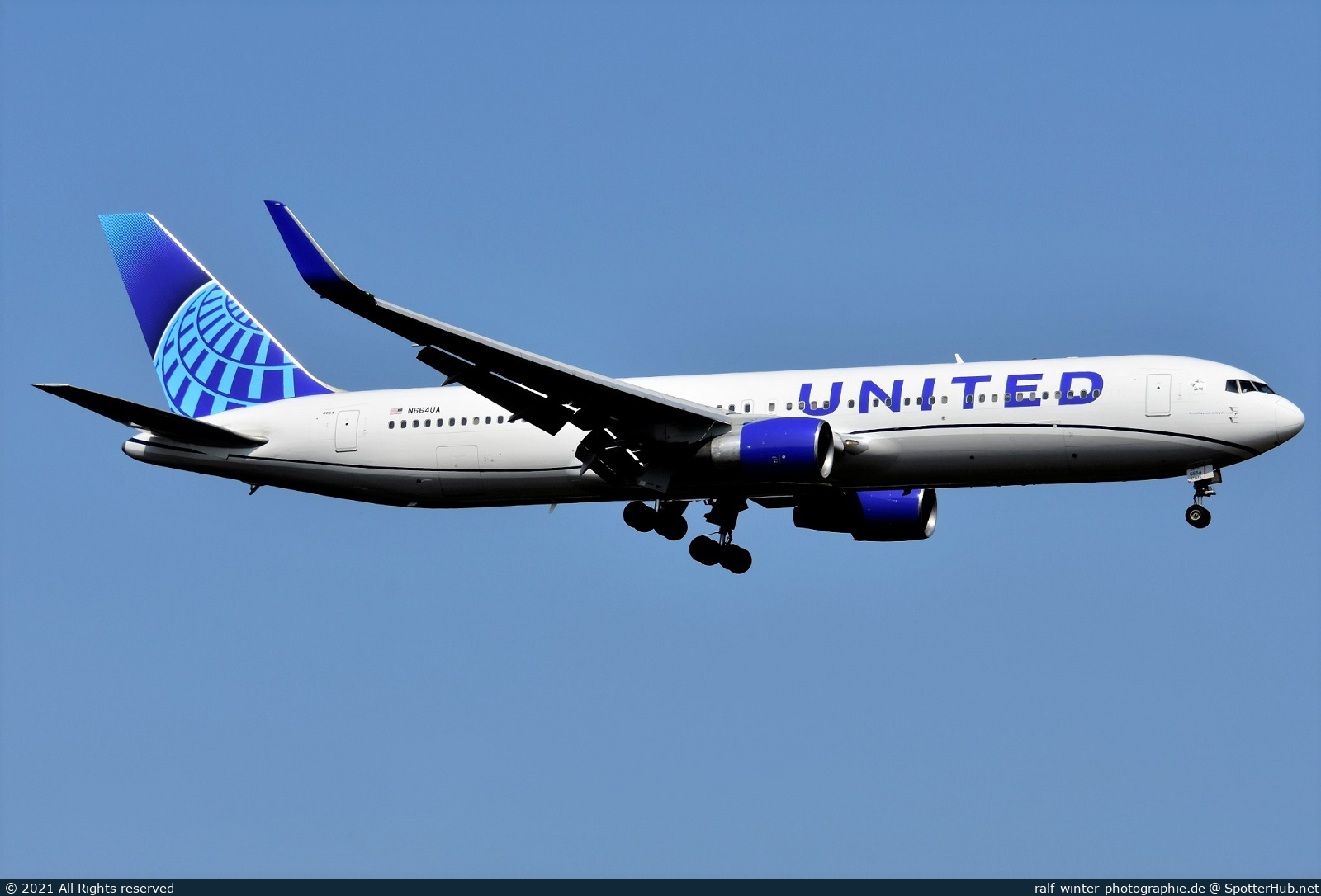 Photo of N664UA - Boeing 767-322(ER) operated by United Airlines