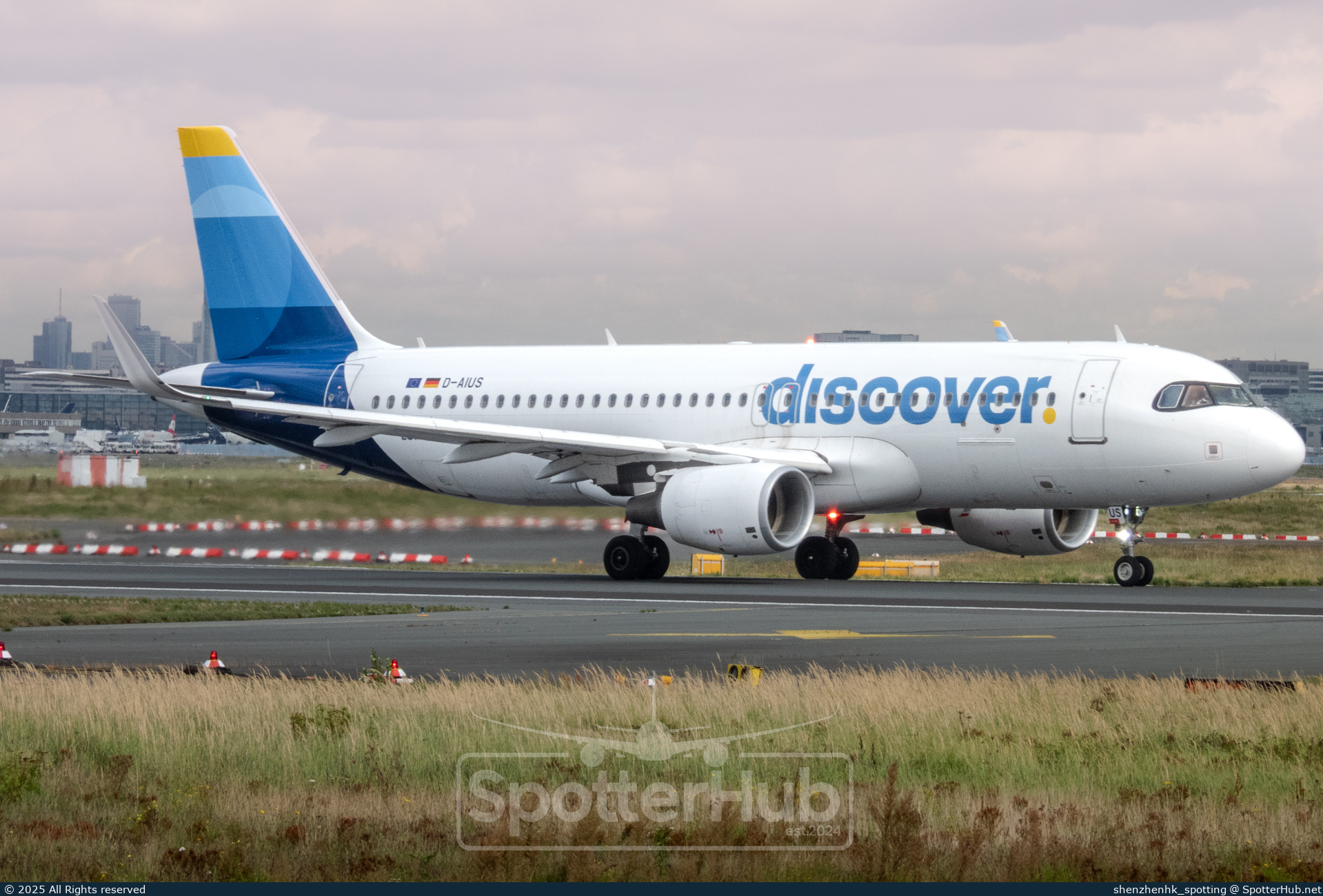 Photo of D-AIUS - Airbus A320-214 operated by Discover Airlines