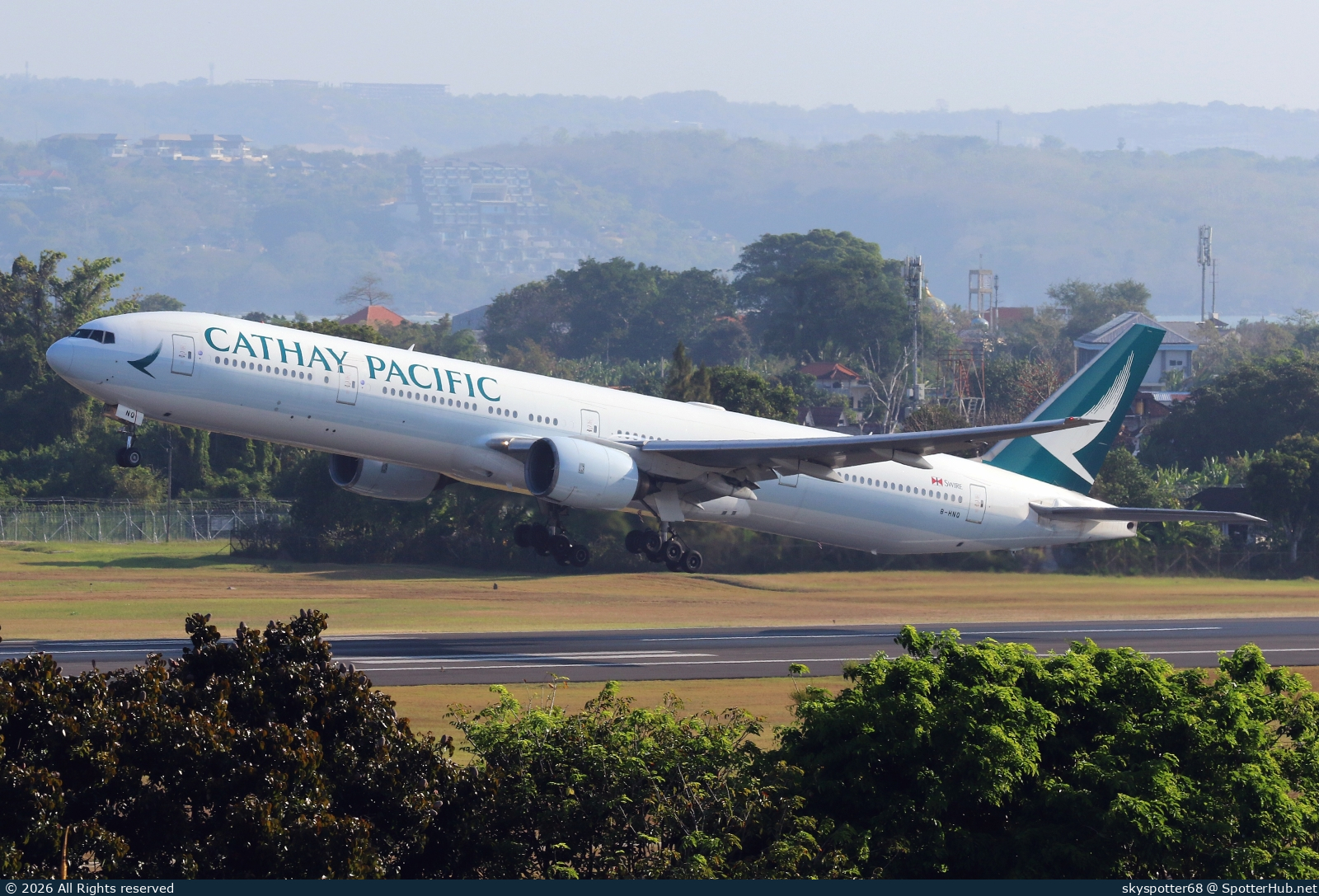 Photo of B-HNQ - Boeing 777-367 operated by Cathay Pacific Airways