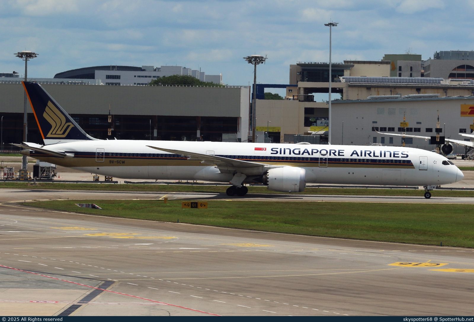 Photo of 9V-SCW - Boeing 787-10 Dreamliner operated by Singapore Airlines