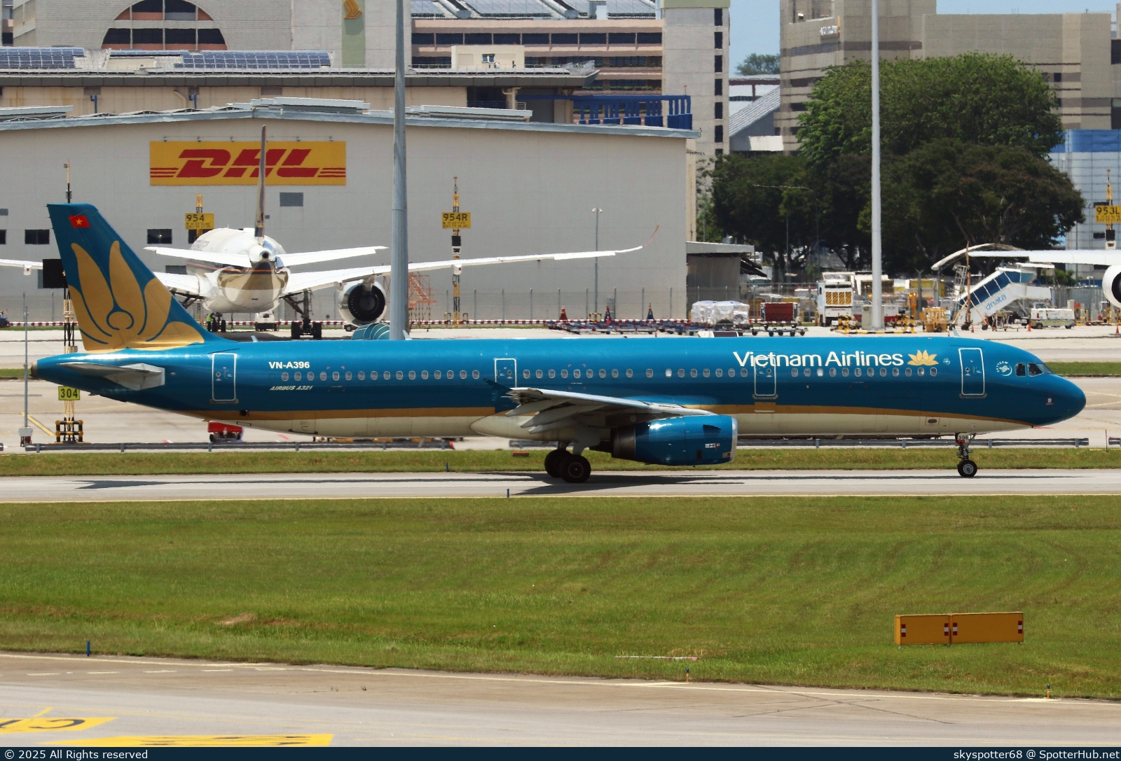 Photo of VN-A396 - Airbus A321-231 operated by Vietnam Airlines