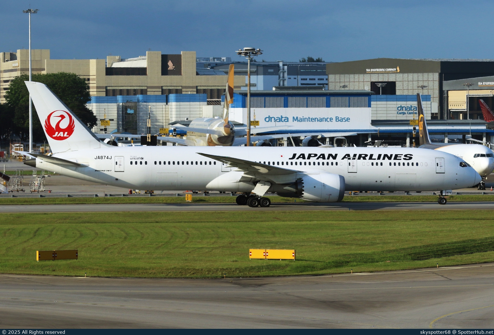 Photo of JA874J - Boeing 787-9 Dreamliner operated by Japan Airlines