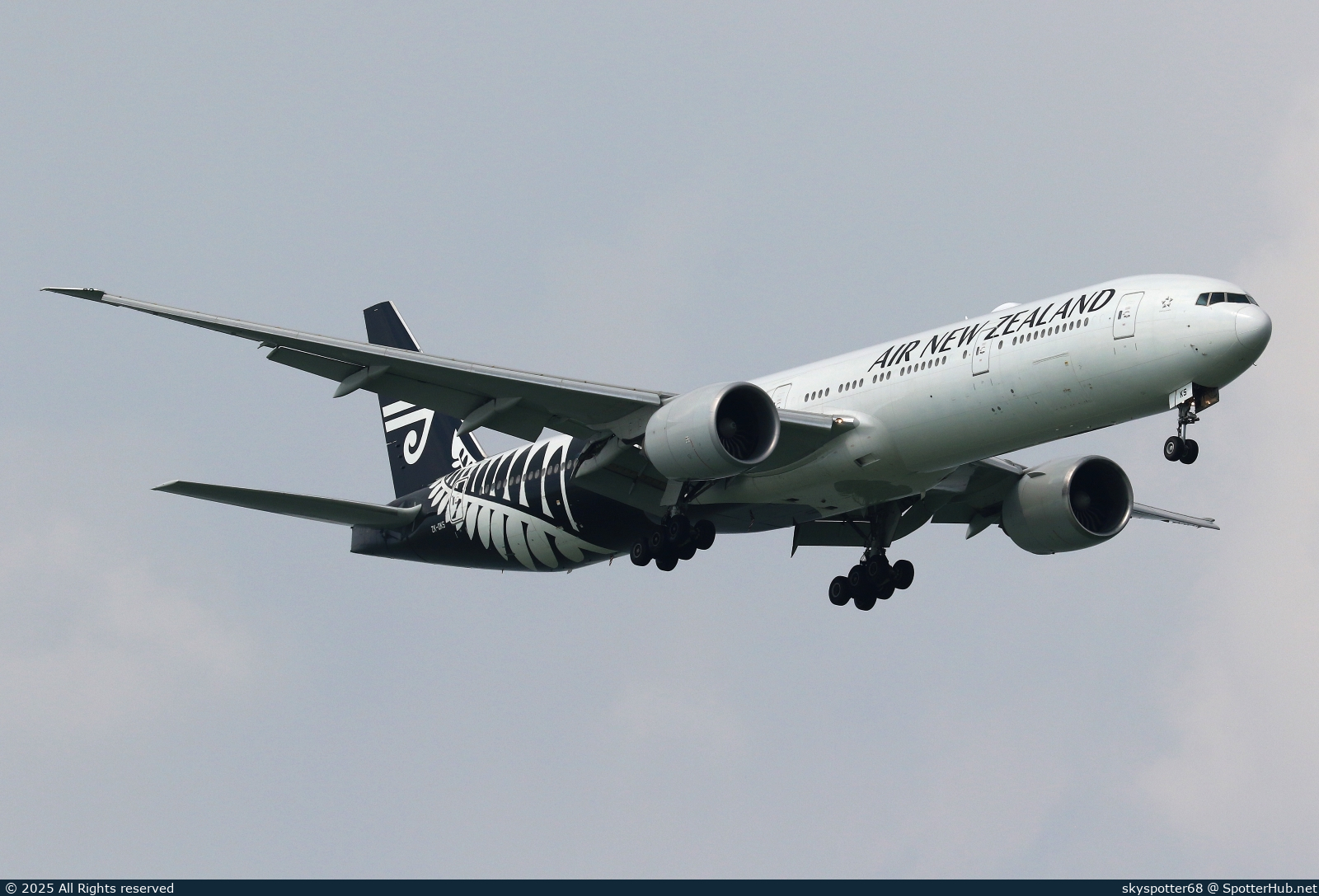 Photo of ZK-OKS - Boeing 777-319(ER) operated by Air New Zealand
