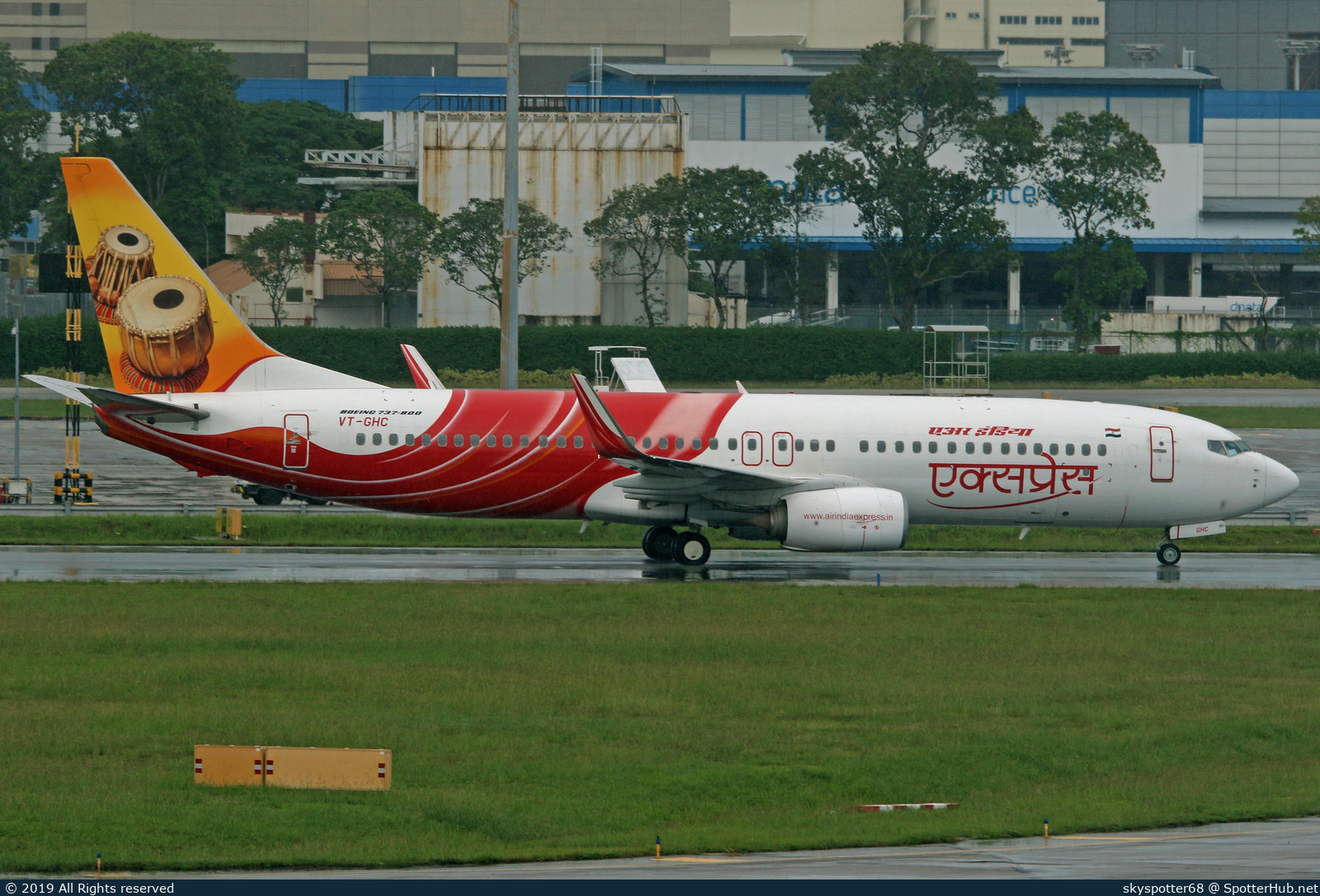 Photo of VT-GHC - Boeing 737-86N operated by Air India Express