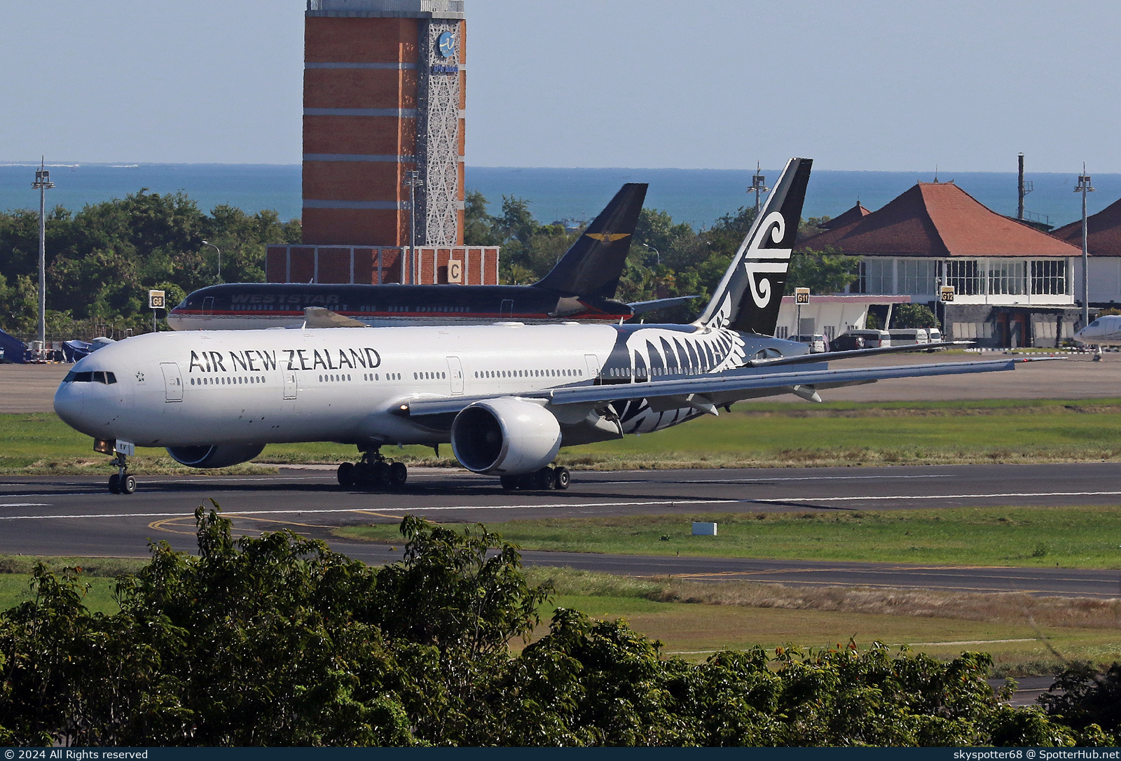 Photo of ZK-OKV - Boeing 777-367(ER) operated by Air New Zealand