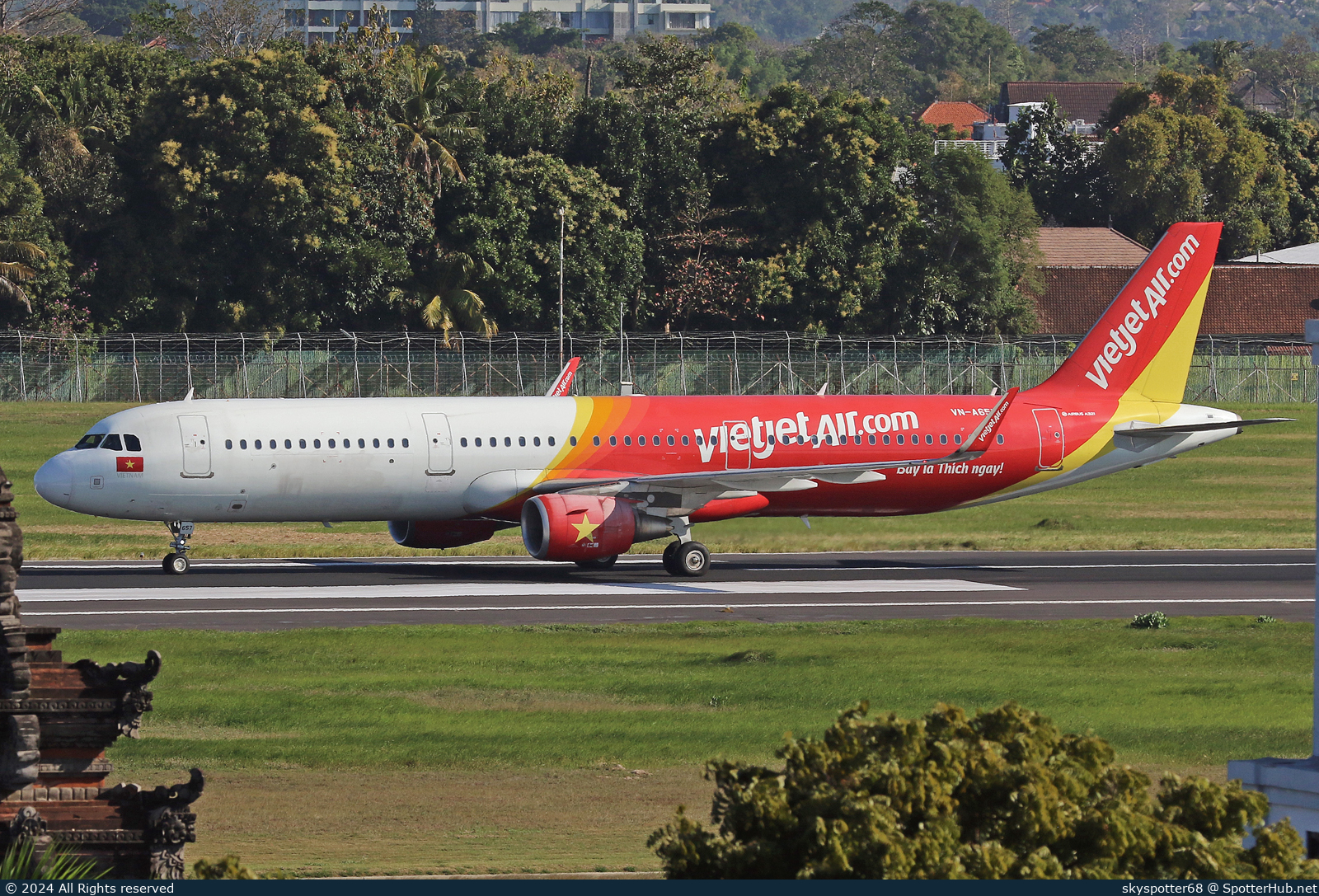 Photo of VN-A657 - Airbus A321-211 operated by VietJet Air