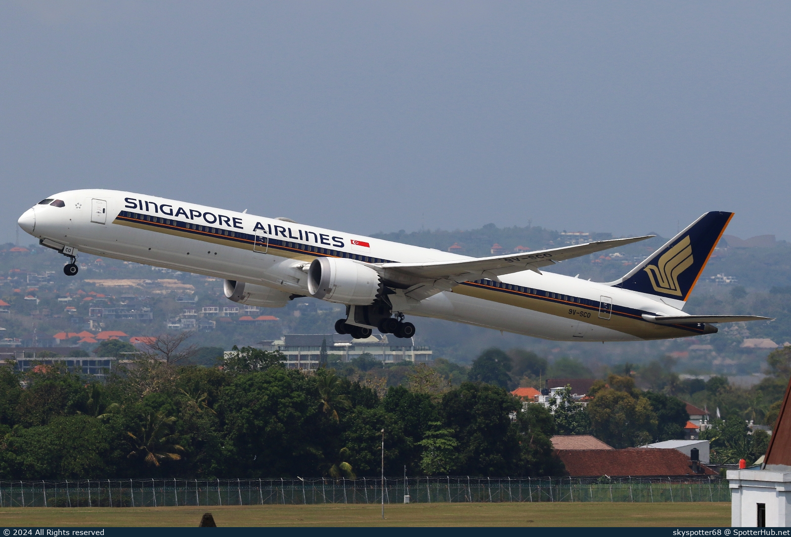 Photo of 9V-SCO - Boeing 787-10 Dreamliner operated by Singapore Airlines