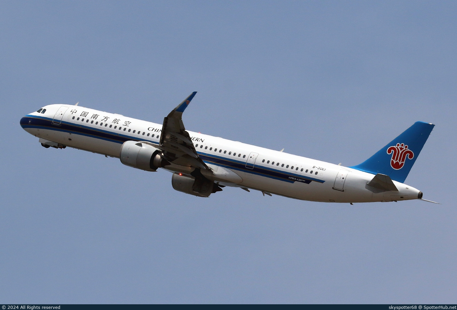 Photo of B-30E1 - Airbus A321-253NX operated by China Southern Airlines