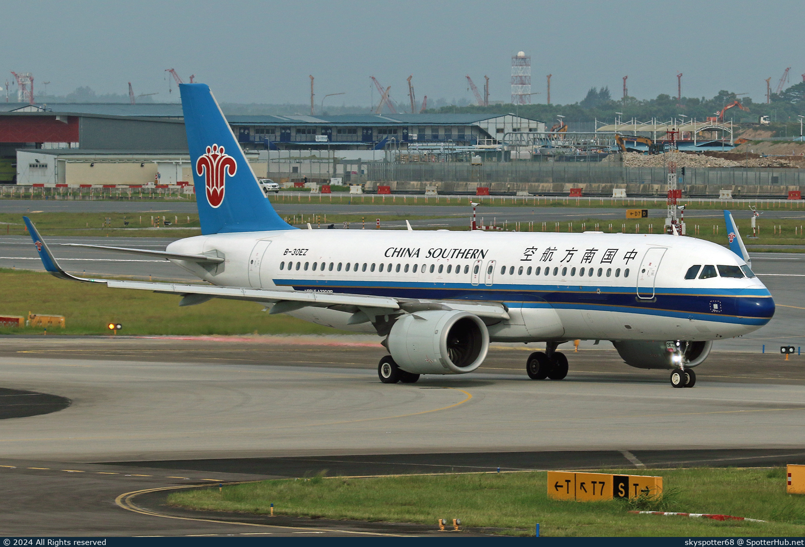Photo of B-30EZ - Airbus A320-251N operated by China Southern Airlines