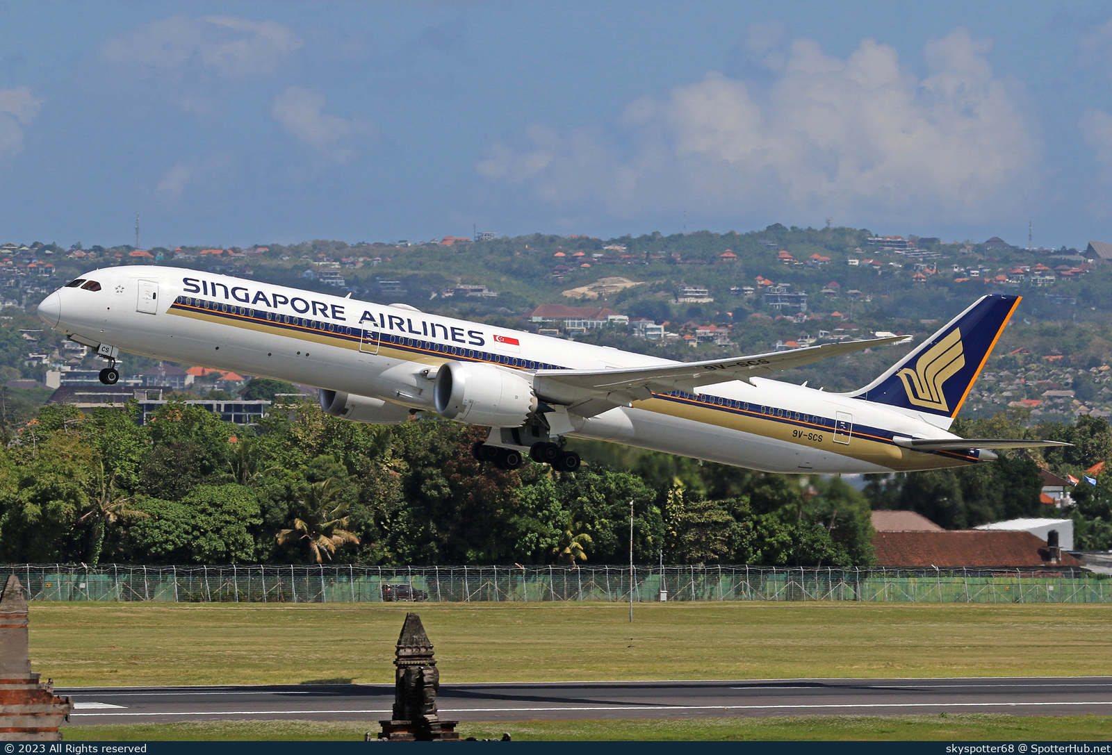 Photo of 9V-SCS - Boeing 787-10 Dreamliner operated by Singapore Airlines