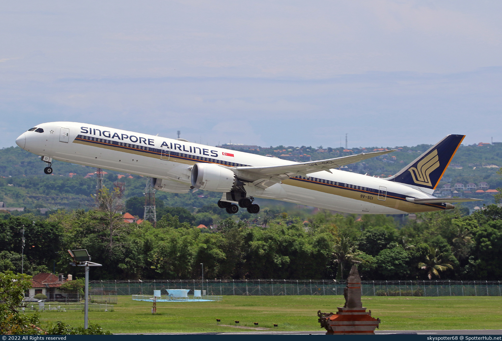 Photo of 9V-SCI - Boeing 787-10 Dreamliner operated by Singapore Airlines