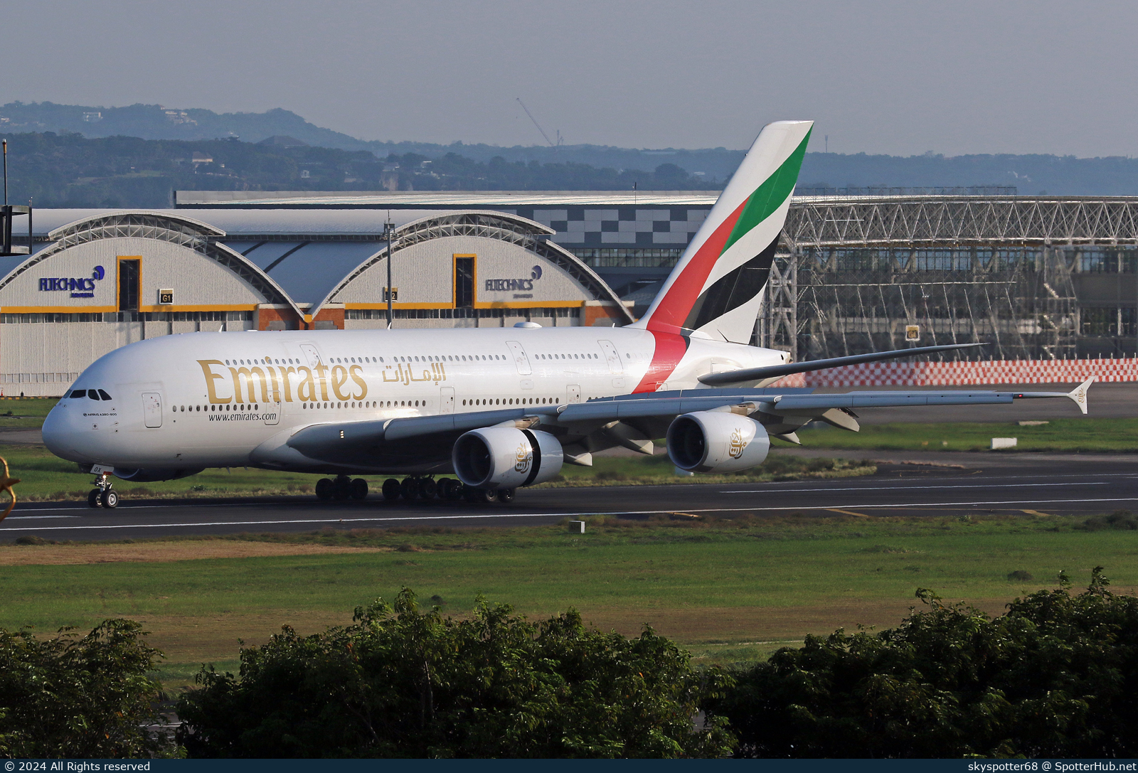 Photo of A6-EOX - Airbus A380-861 operated by Emirates