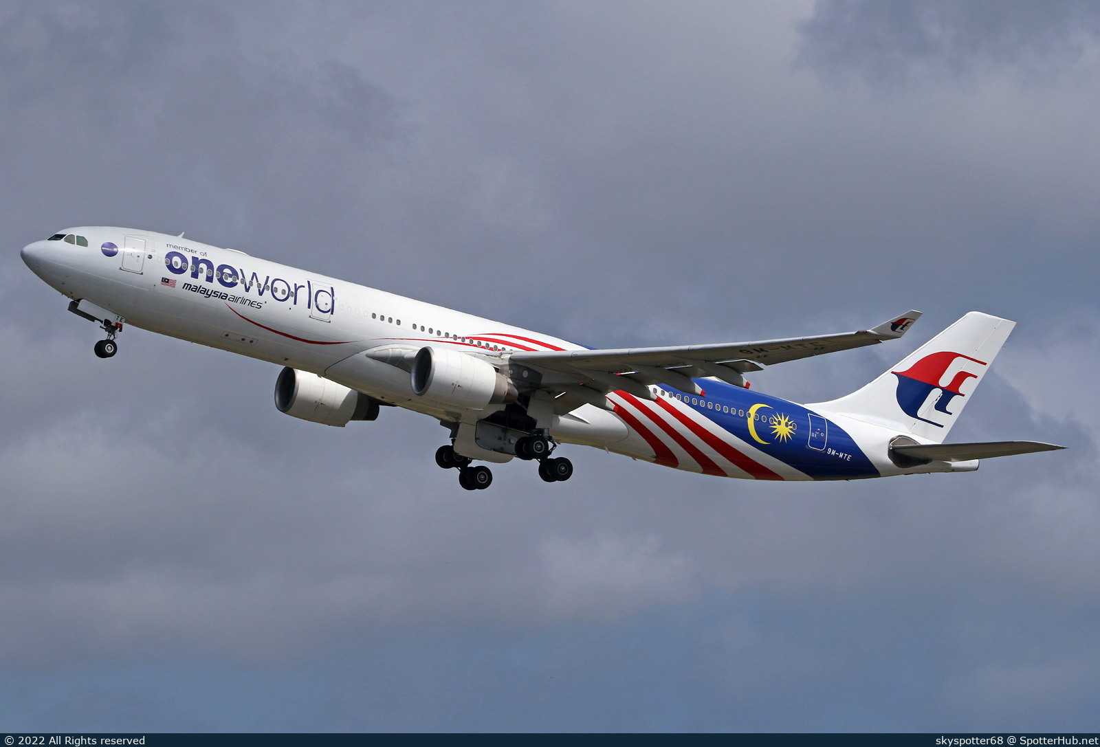 Photo of 9M-MTE - Airbus A330-323 operated by Malaysia Airlines