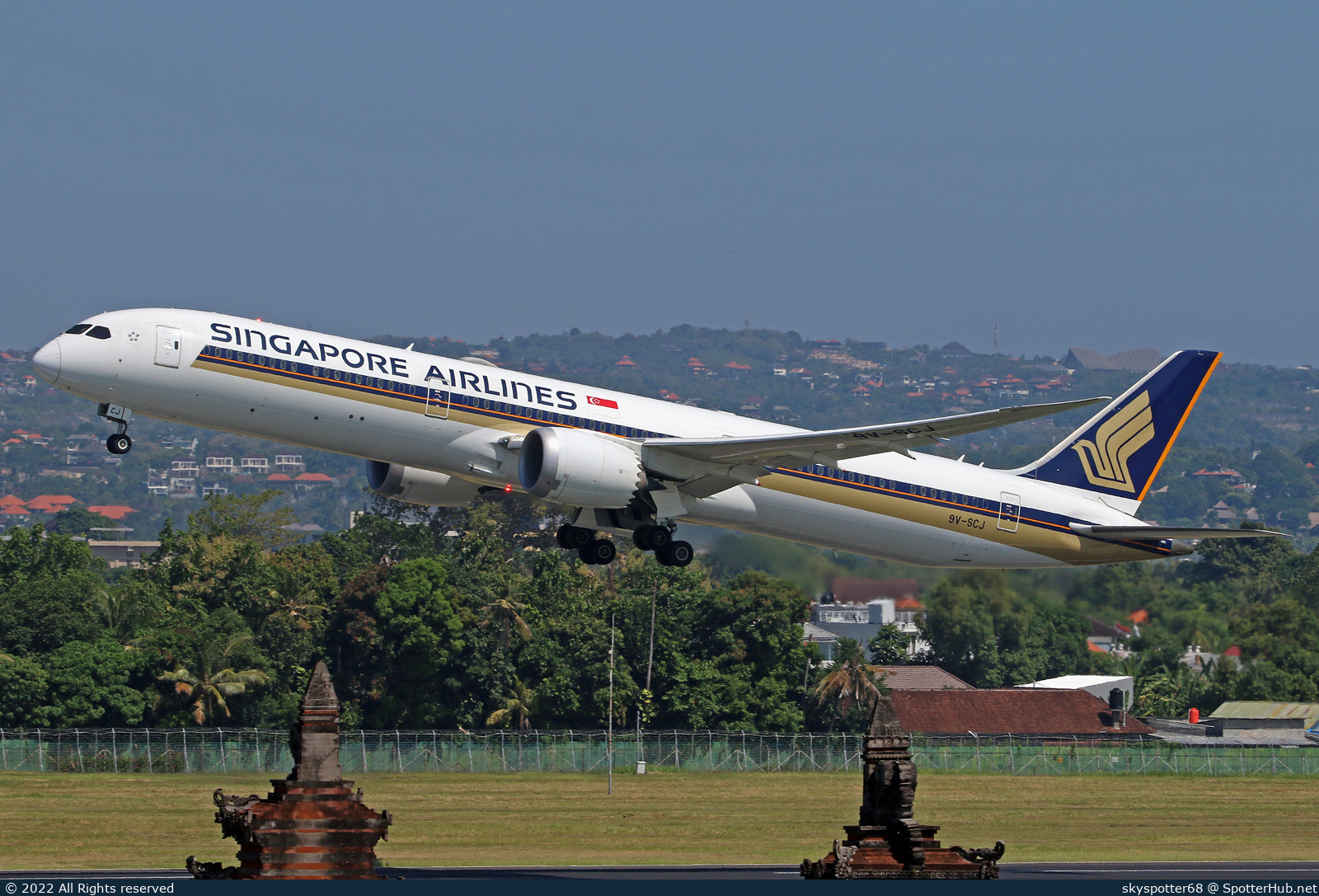 Photo of 9V-SCJ - Boeing 787-10 Dreamliner operated by Singapore Airlines