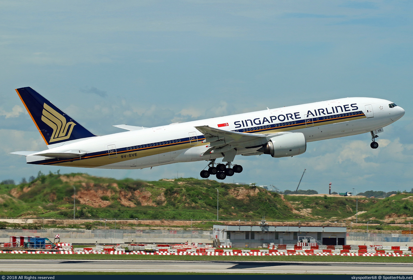 Photo of 9V-SVE - Boeing 777-212(ER) operated by Singapore Airlines